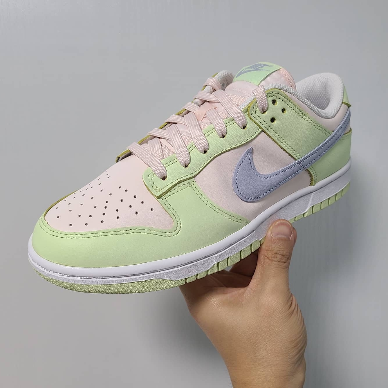 (W) Nike Dunk Low Light Soft Pink 착용 스타일 - 1
