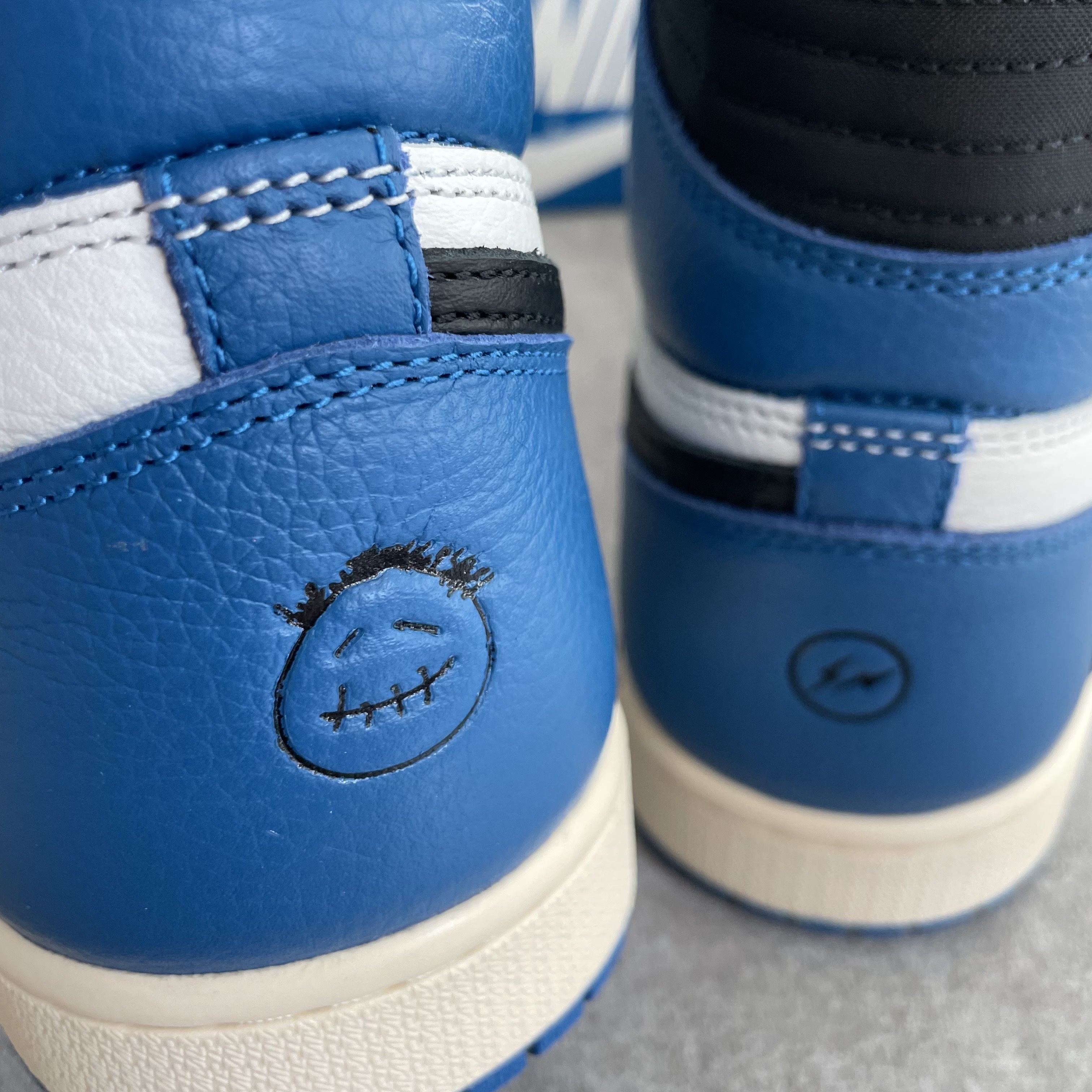 Jordan 1 x Travis Scott x Fragment Retro High OG SP Military Blue 착용 스타일