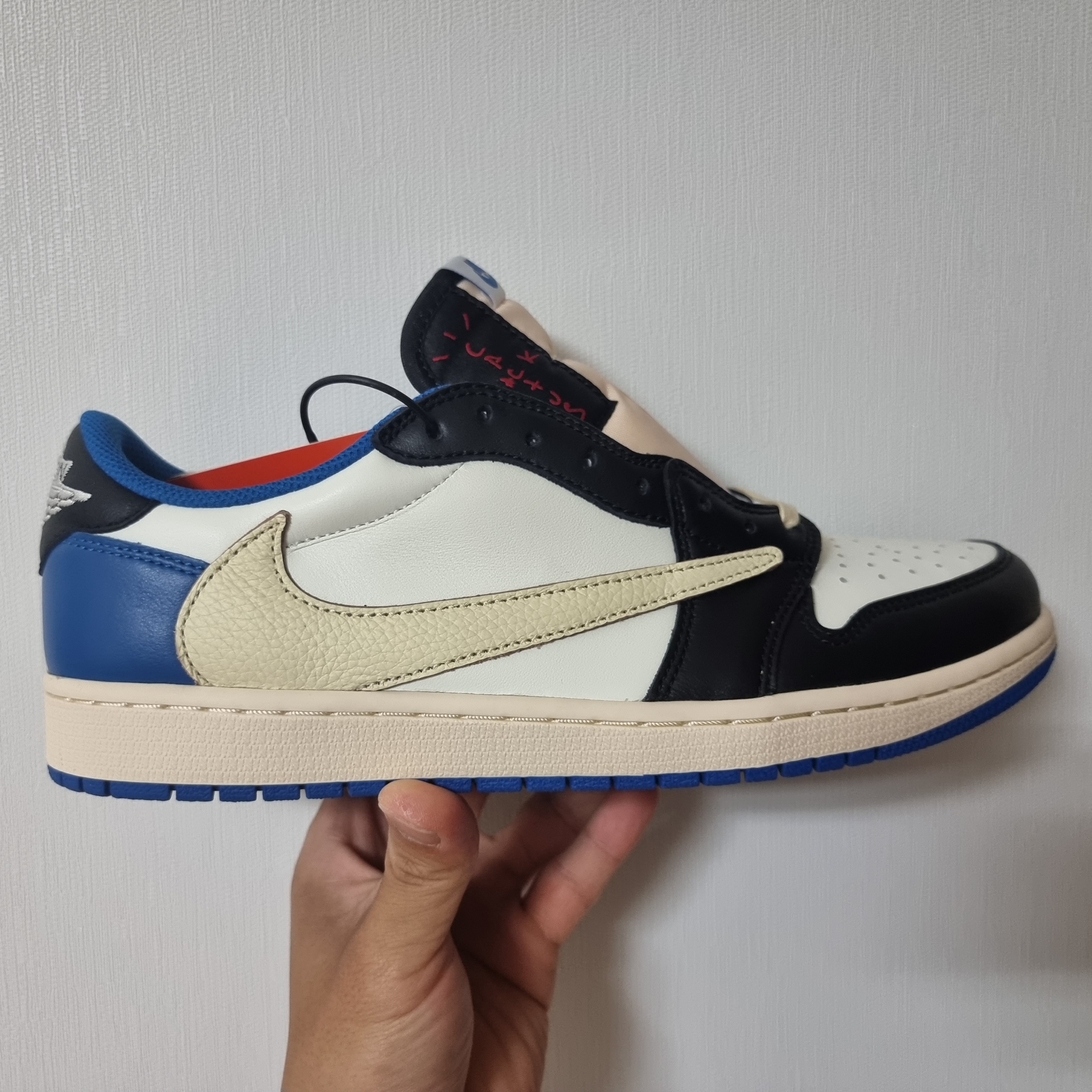 Jordan 1 x Travis Scott x Fragment Retro Low OG SP Military Blue 착용 스타일 - 1