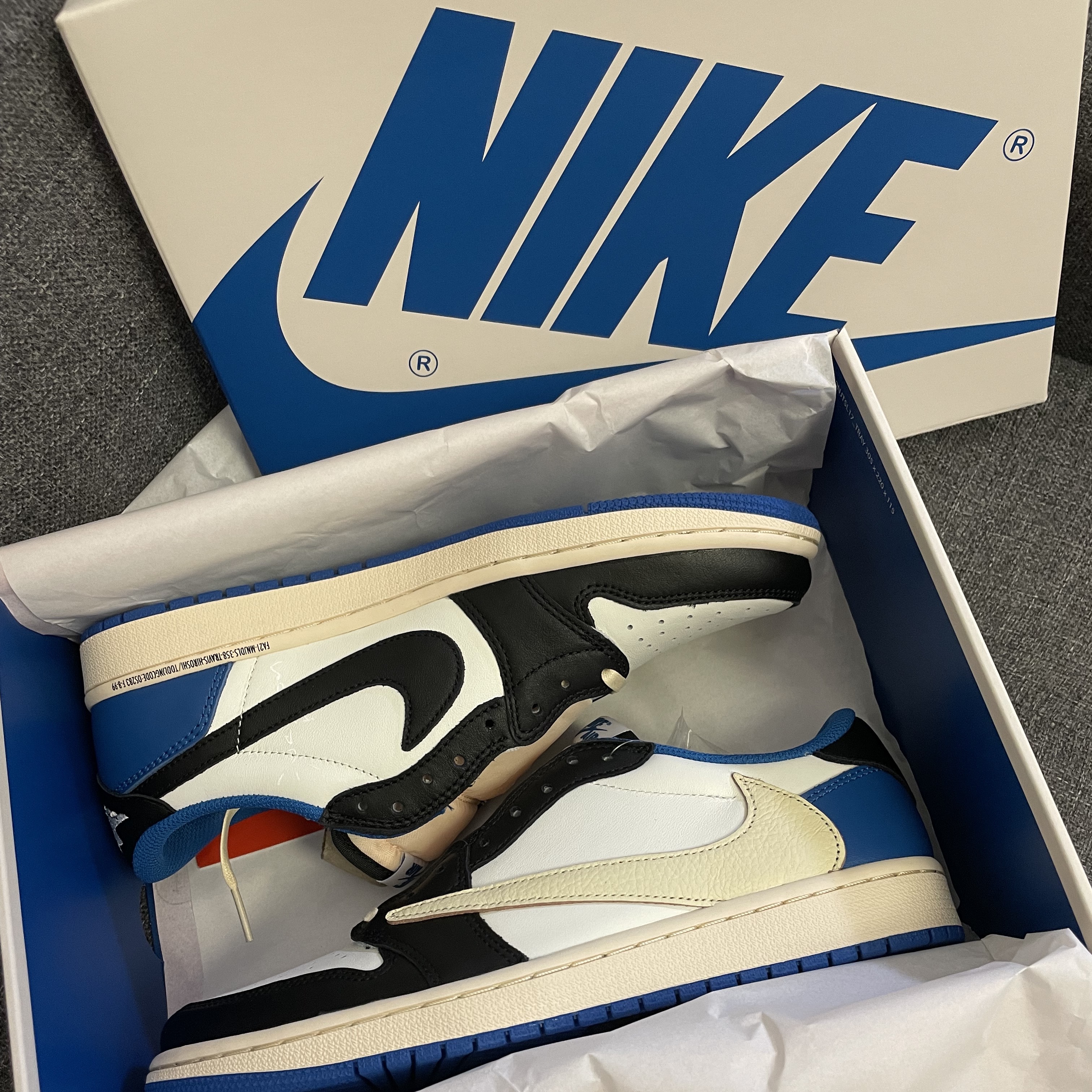 Jordan 1 x Travis Scott x Fragment Retro Low OG SP Military Blue 착용 스타일 - 1