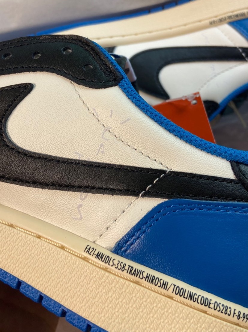 Jordan 1 x Travis Scott x Fragment Retro Low OG SP Military Blue 착용 스타일 - 3