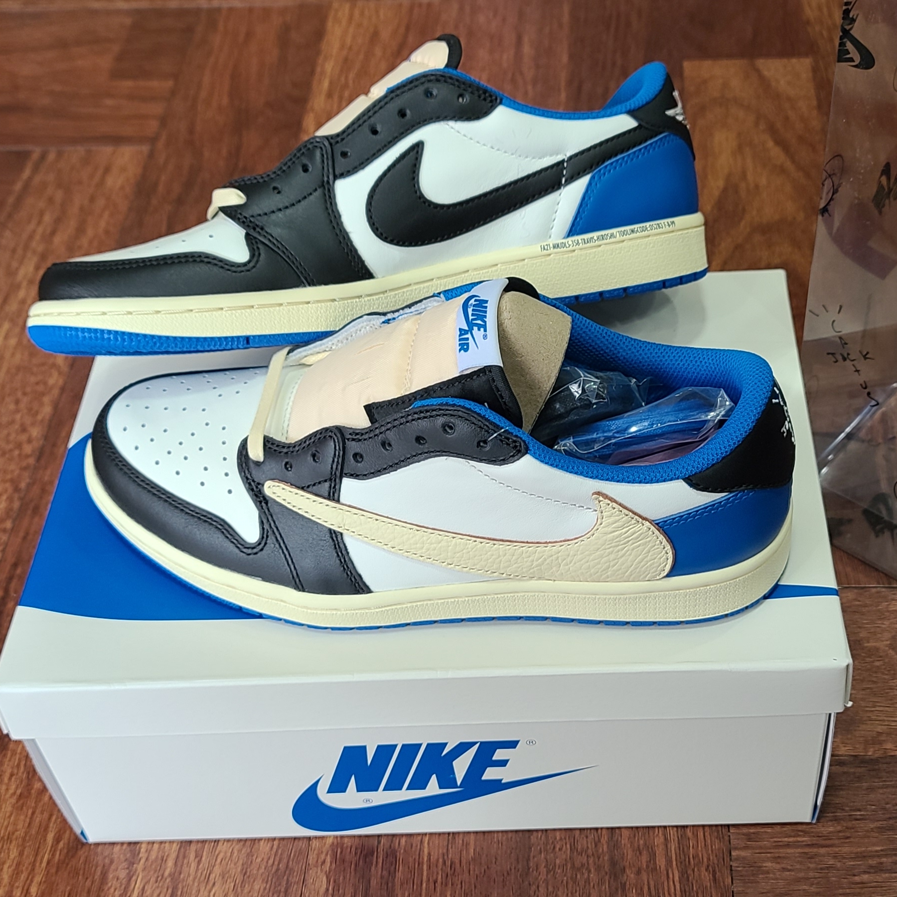 Jordan 1 x Travis Scott x Fragment Retro Low OG SP Military Blue 착용 스타일 - 1