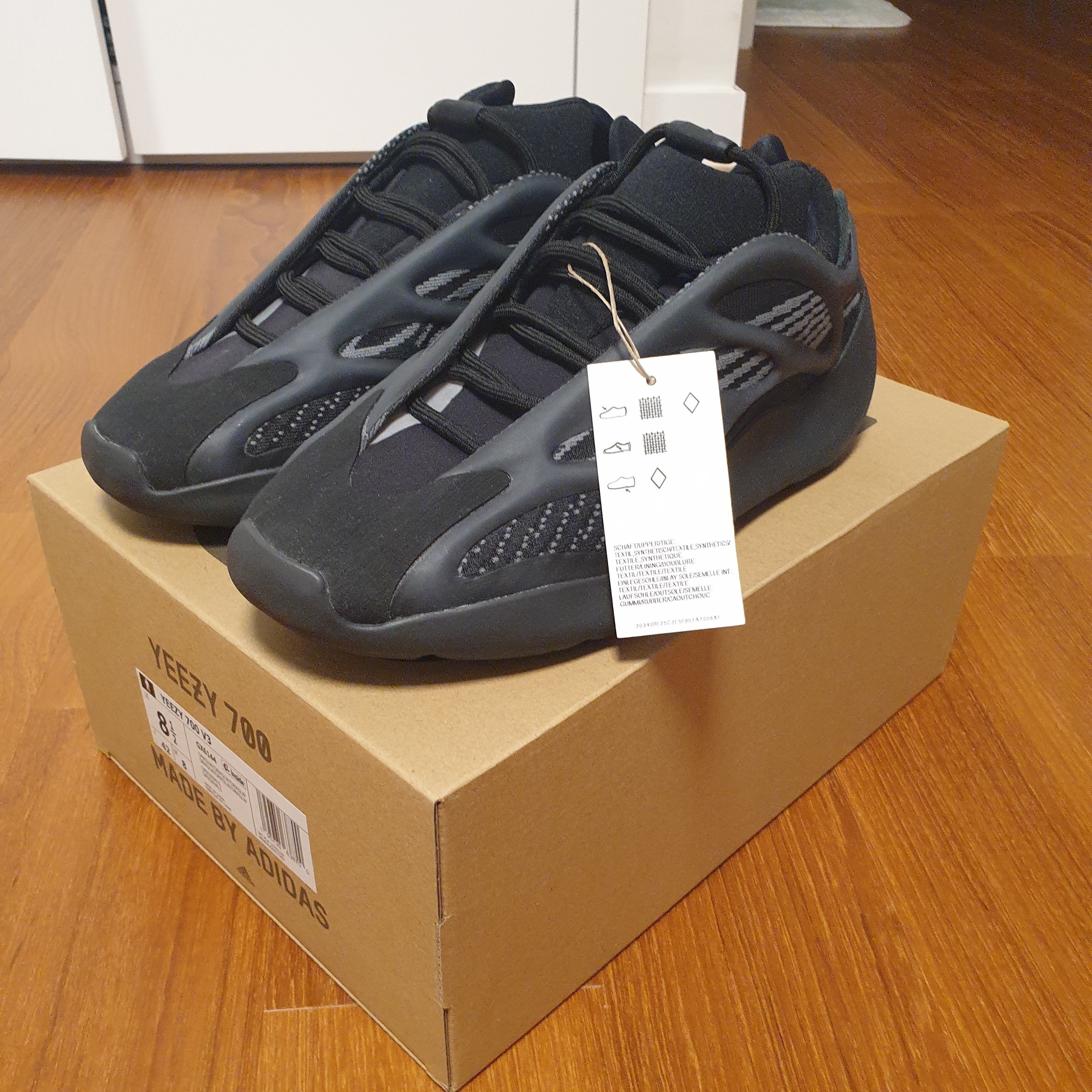 Adidas Yeezy 700 V3 Dark Glow 착용 스타일 - 3