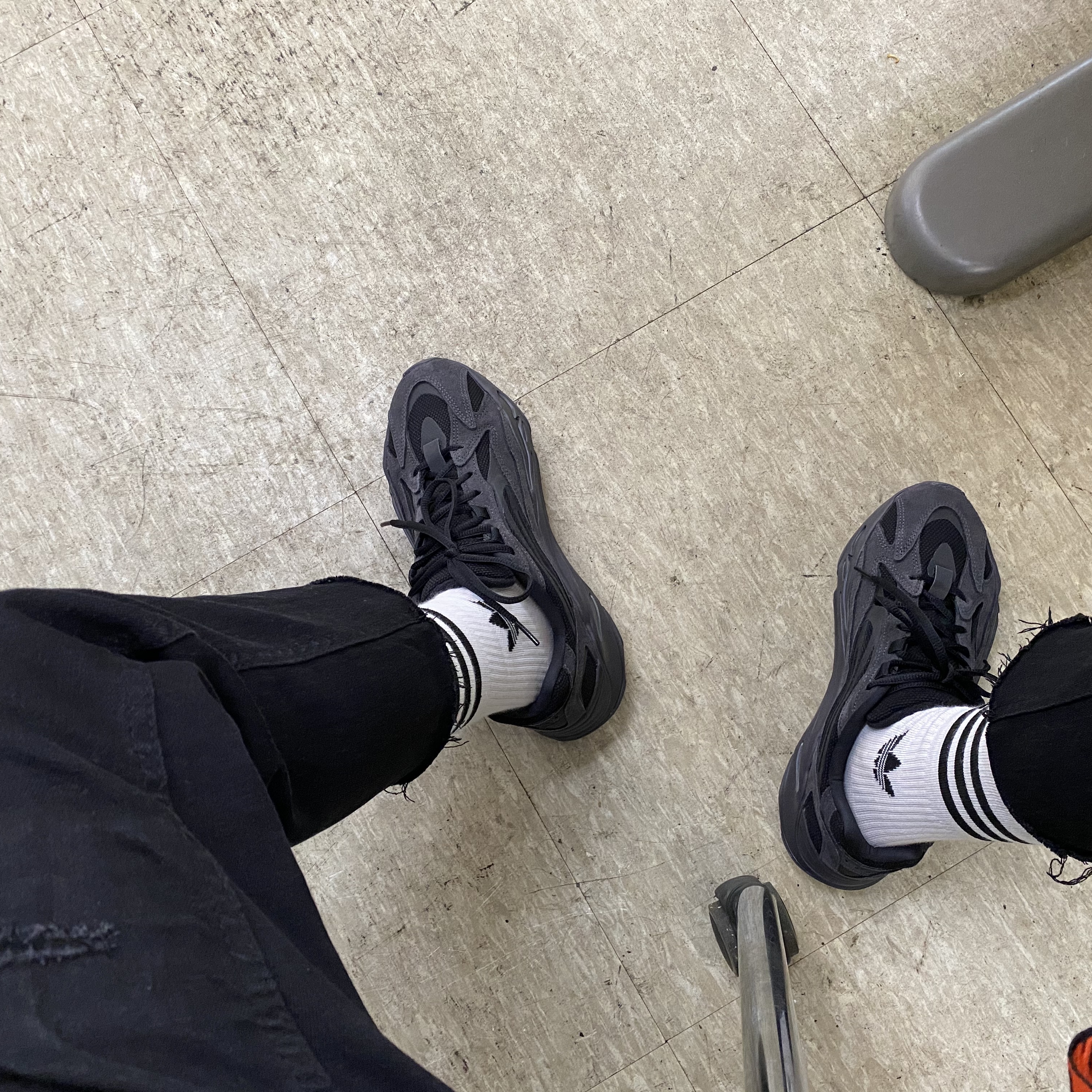 Adidas Yeezy Boost 700 V2 Vanta 2019, Adidas Yeezy Slide Earth Brown 착용 스타일 - 1