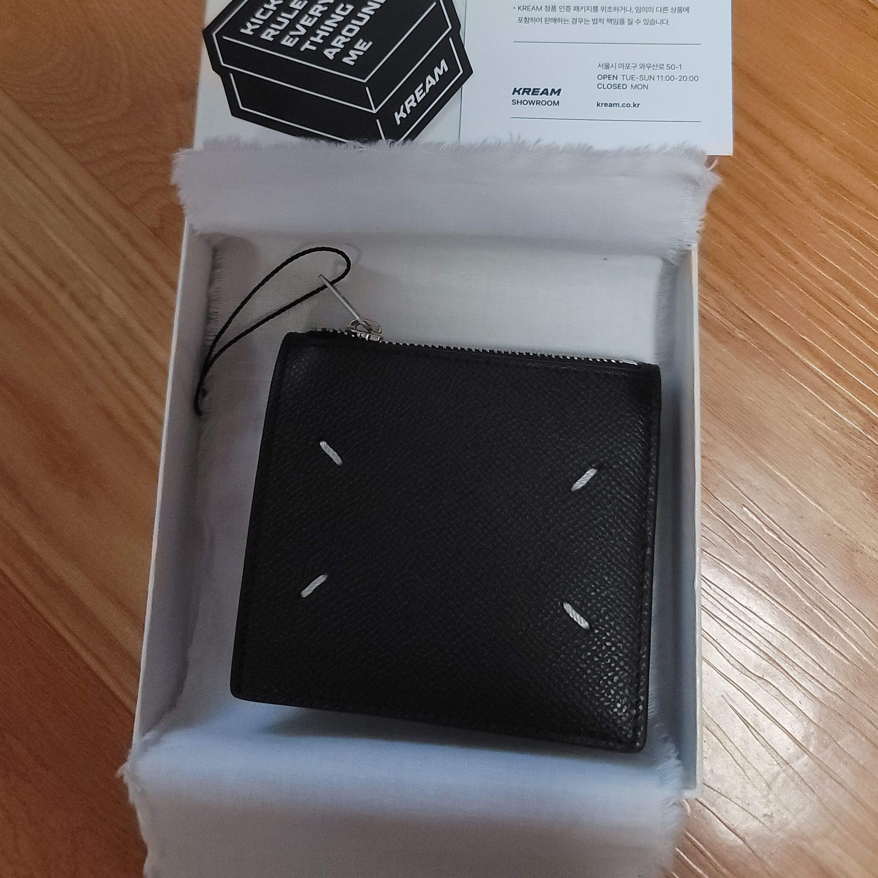Maison Margiela Four Stitches Bi-Fold Wallet Black 착용 스타일