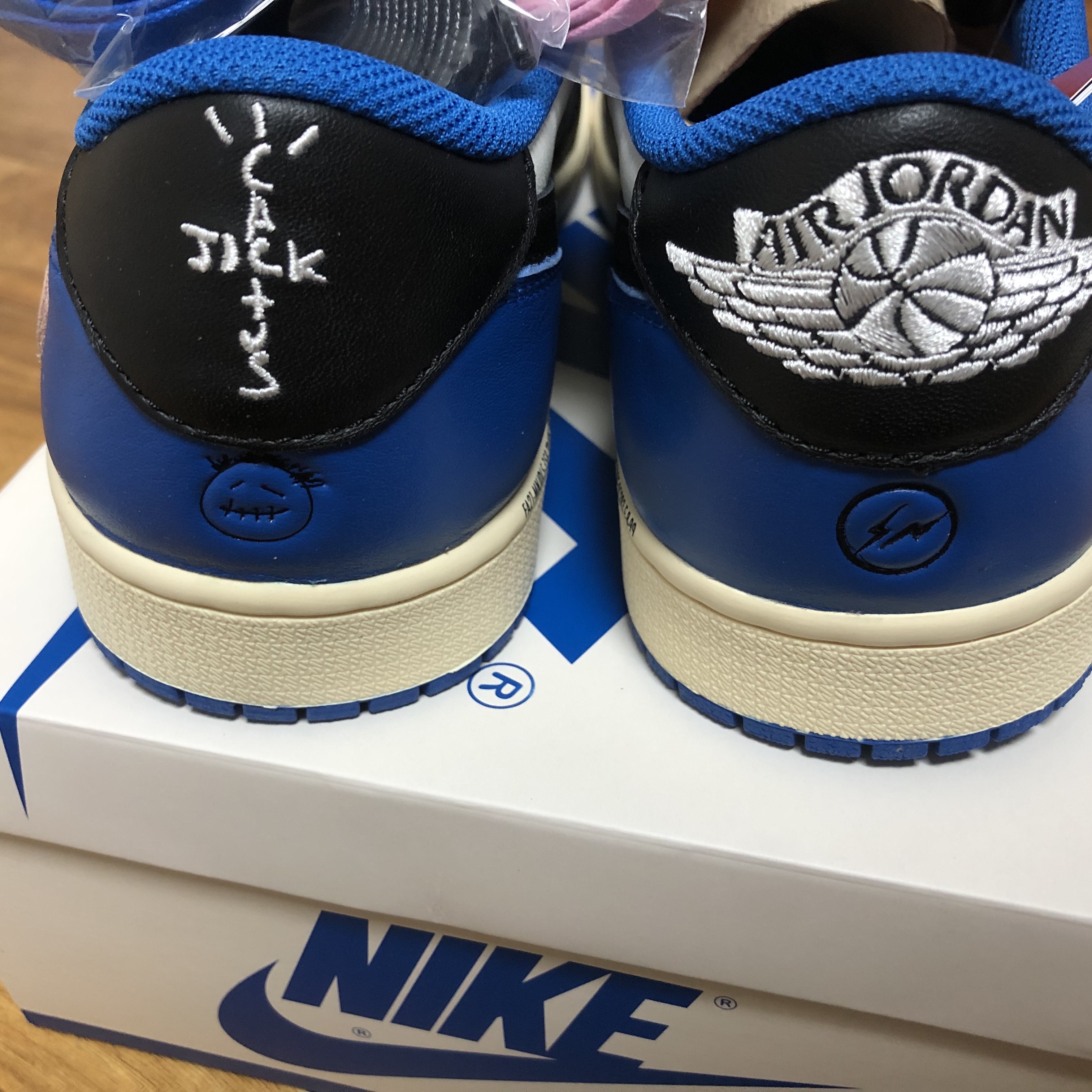 Jordan 1 x Travis Scott x Fragment Retro Low OG SP Military Blue 착용 스타일 - 3