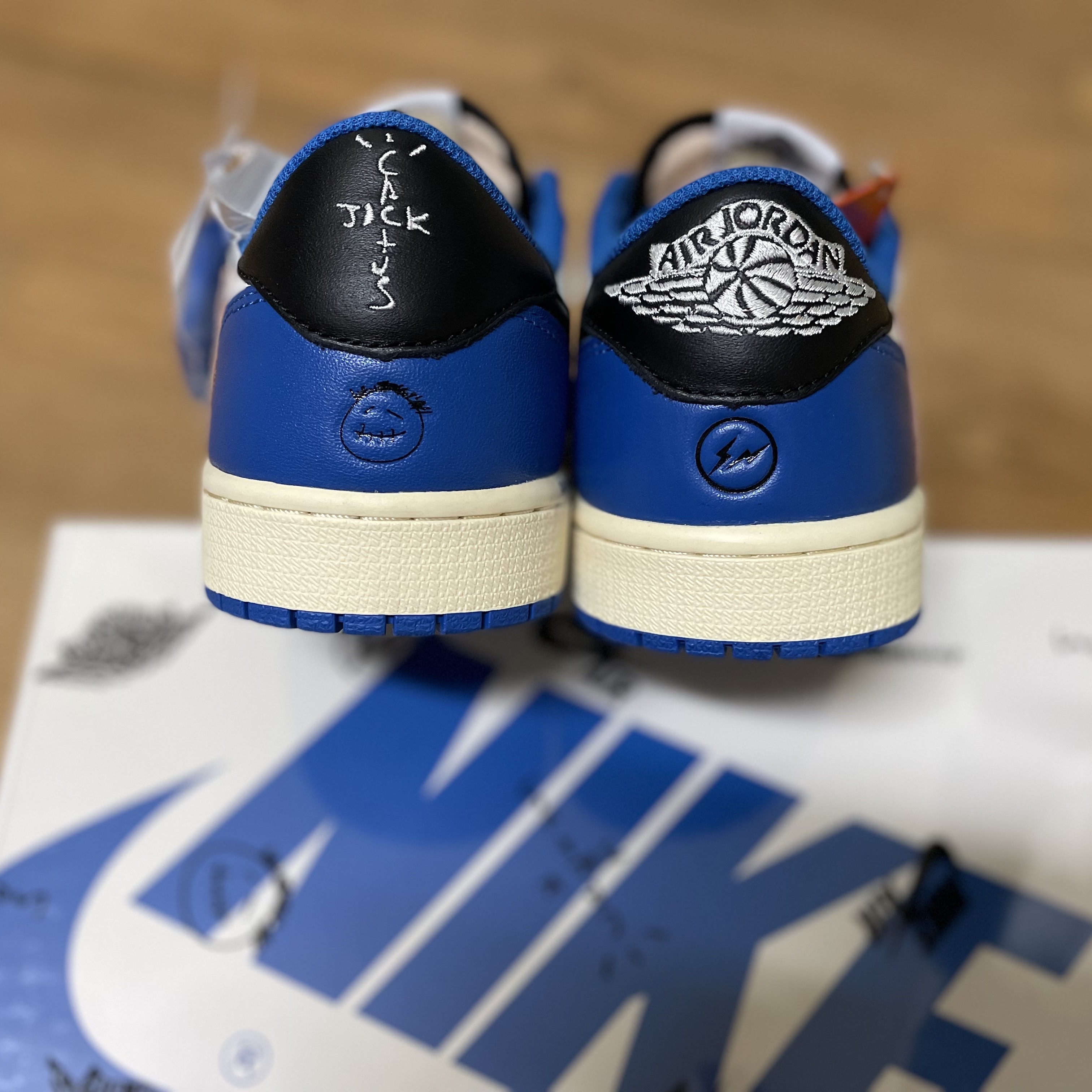 Jordan 1 x Travis Scott x Fragment Retro Low OG SP Military Blue 착용 스타일 - 2
