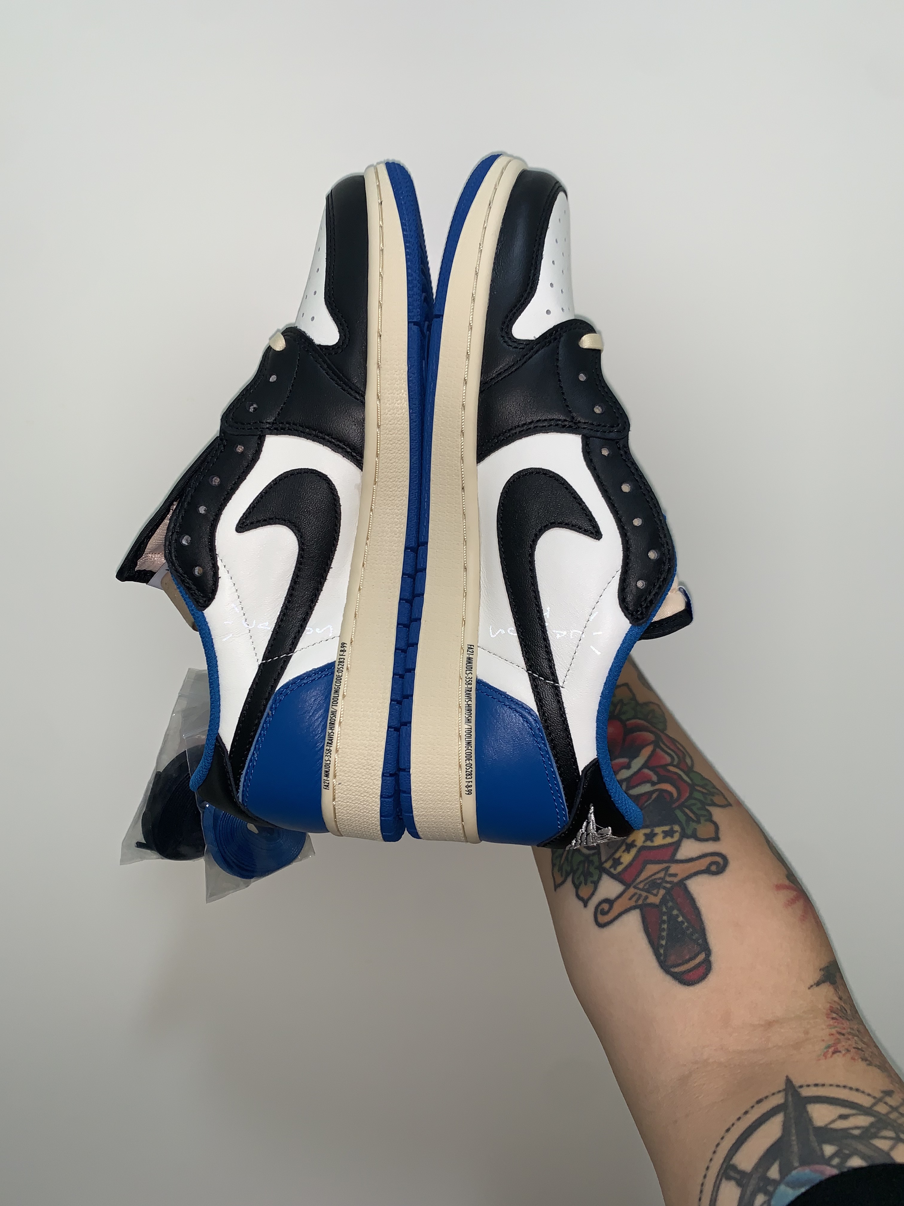 Jordan 1 x Travis Scott x Fragment Retro Low OG SP Military Blue 착용 스타일 - 4