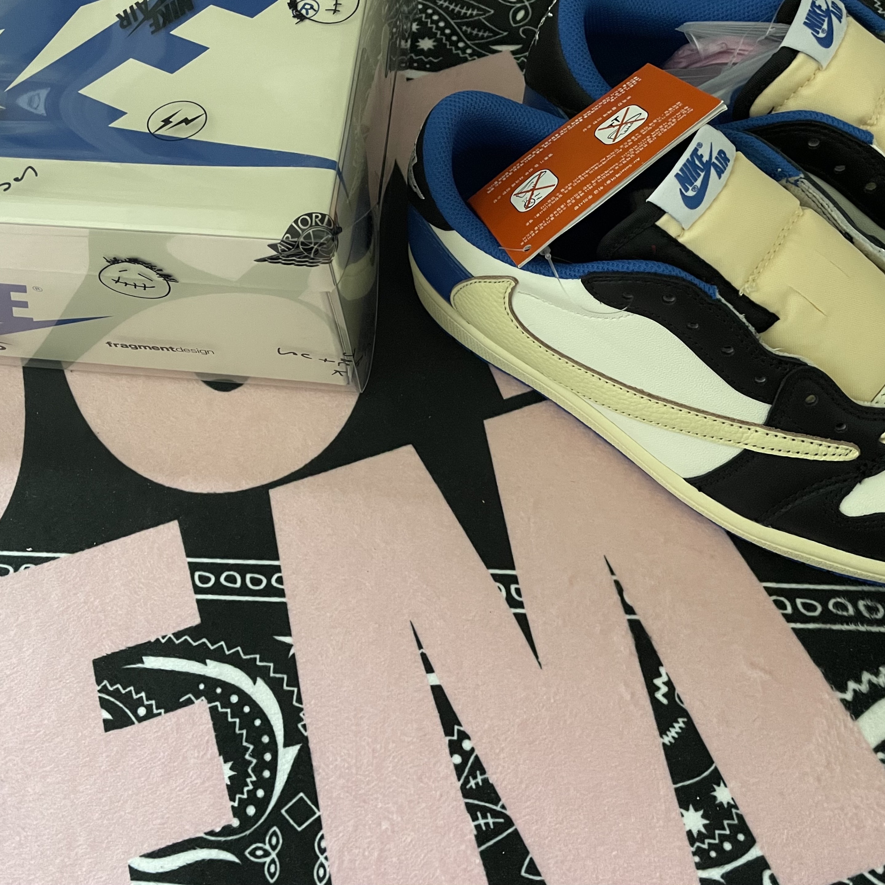 Jordan 1 x Travis Scott x Fragment Retro Low OG SP Military Blue, Jordan 1 x Travis Scott Retro High OG SP Mocha 착용 스타일 - 1