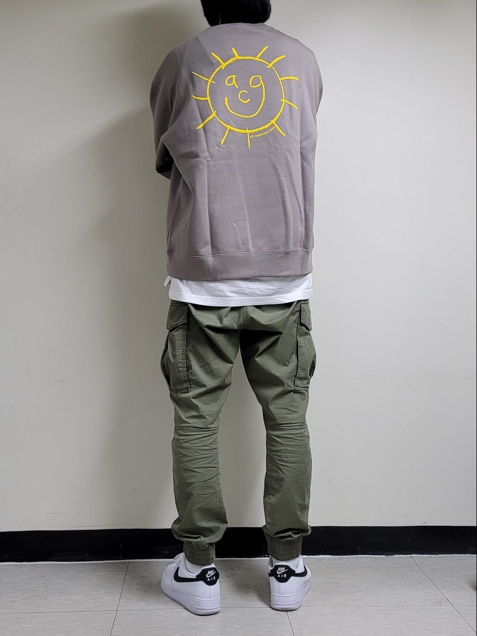 Nike ACG Sunshine Graphic Fleece Crew Moon Fossil, Nike Air Force 1 '07 White Black 착용 스타일 - 2