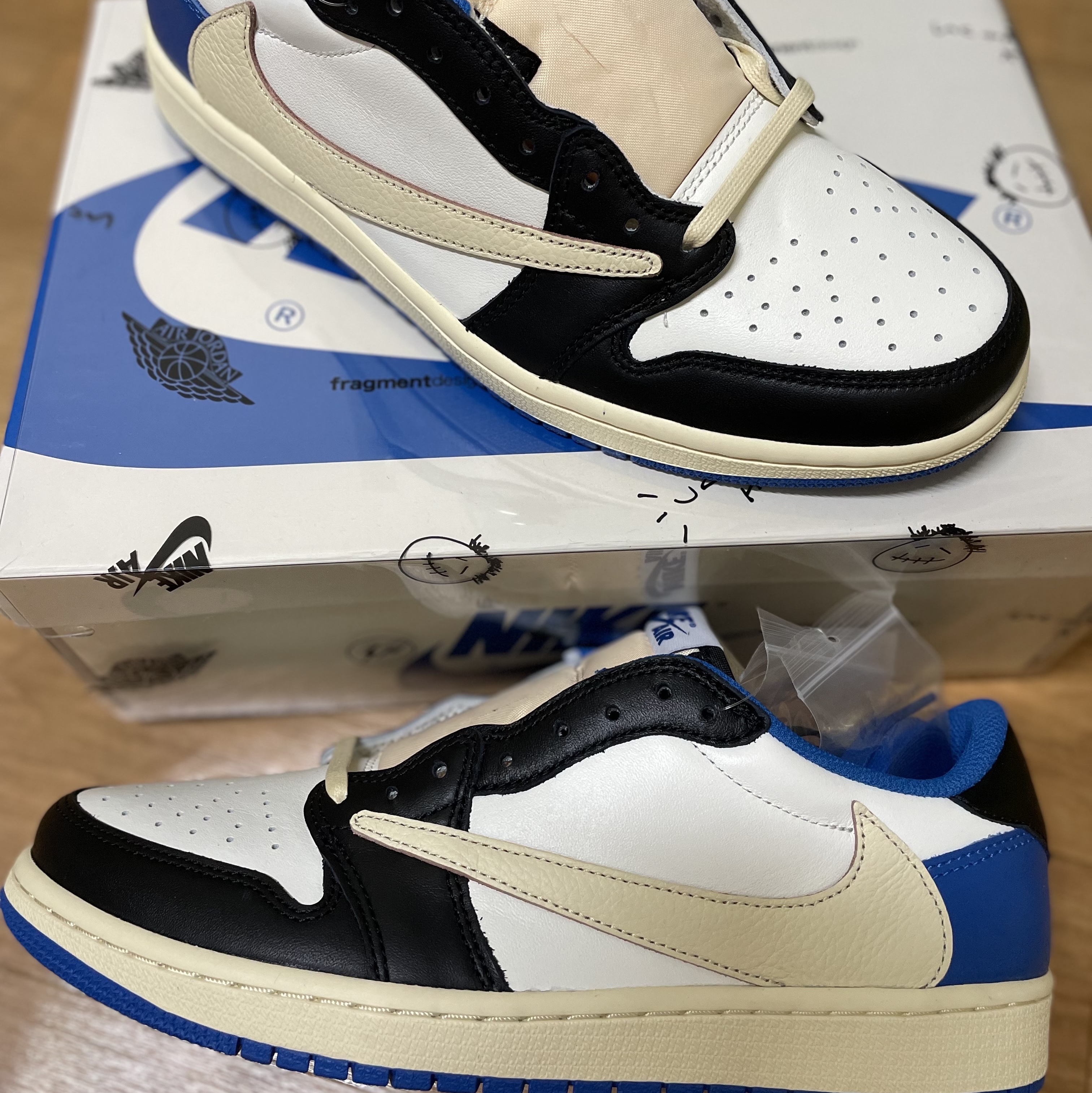 Jordan 1 x Travis Scott x Fragment Retro Low OG SP Military Blue 착용 스타일 - 1