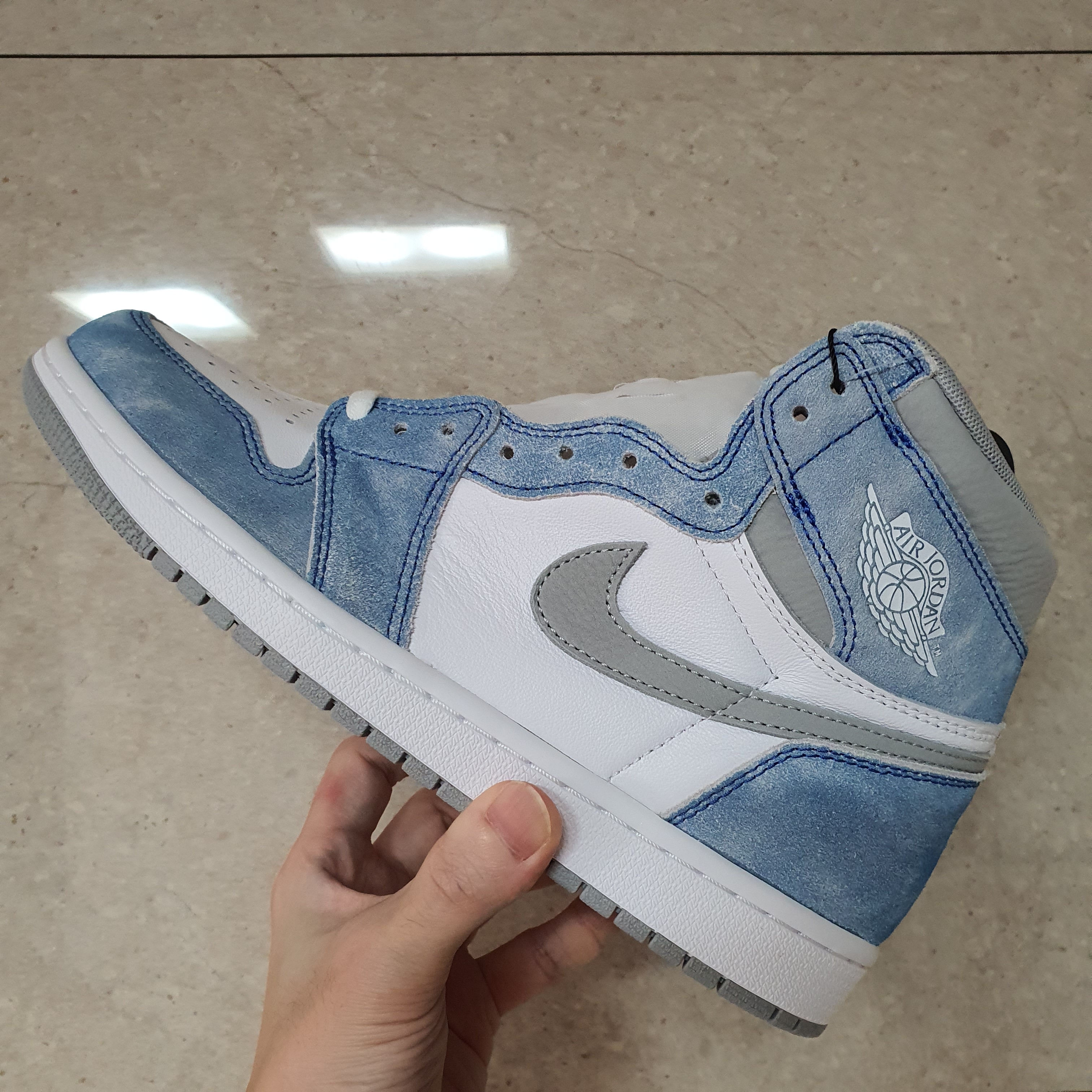 Jordan 1 Retro High OG Hyper Royal 착용 스타일