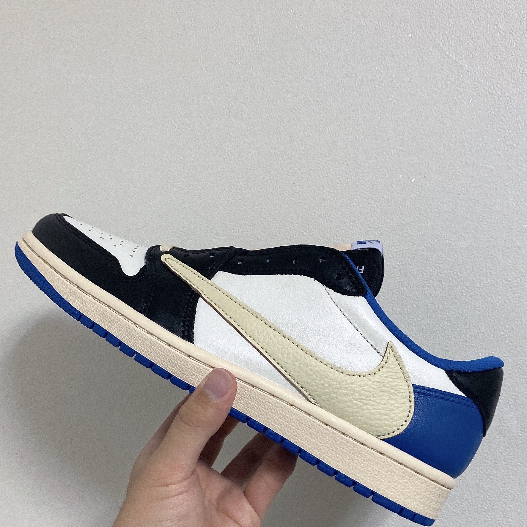 Jordan 1 x Travis Scott x Fragment Retro Low OG SP Military Blue, Nike x Off-White Dunk Low The 50 - Lot 46 착용 스타일 - 1