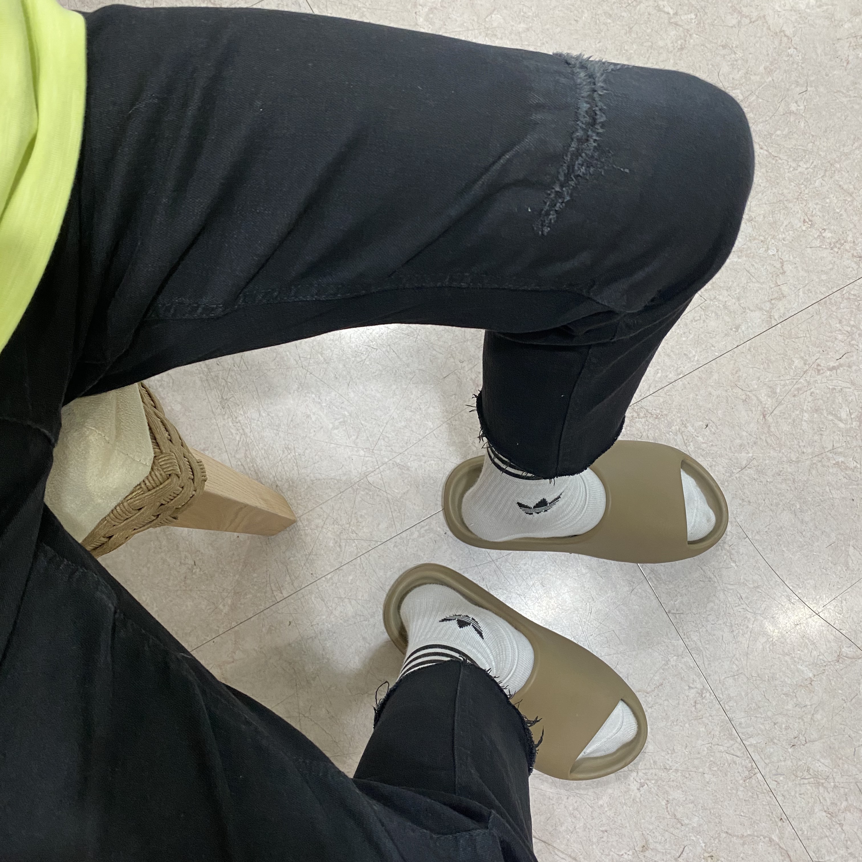 Adidas Yeezy Boost 700 V2 Vanta 2019, Adidas Yeezy Slide Earth Brown 착용 스타일 - 2