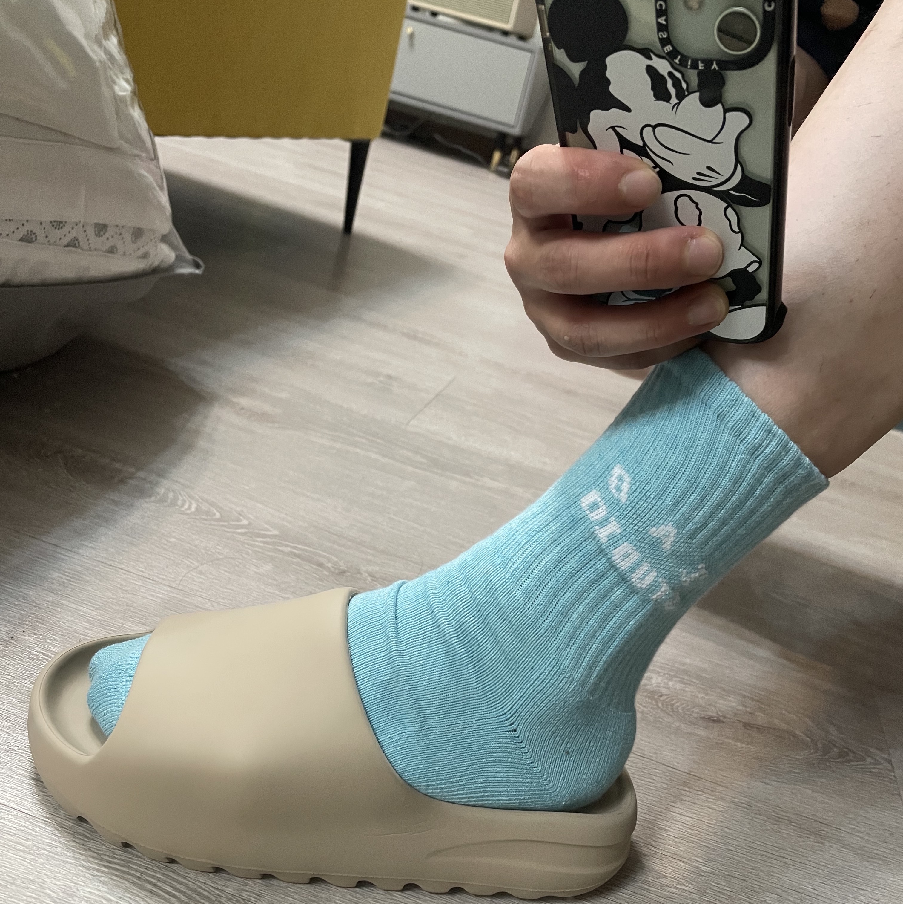 Adidas Yeezy Slide Pure, IAB Studio Socks Pack White Purple Cyan 착용 스타일