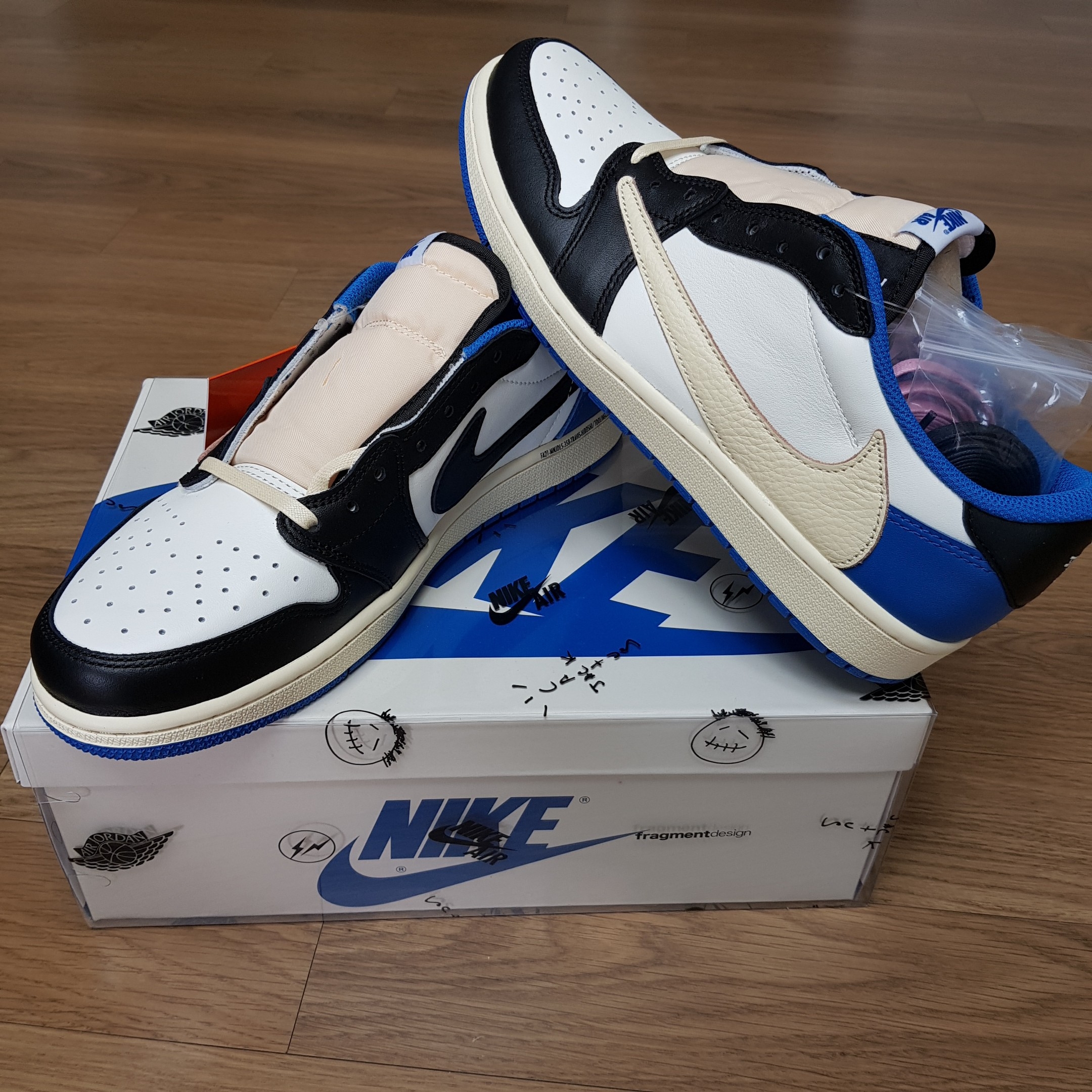 Jordan 1 x Travis Scott x Fragment Retro Low OG SP Military Blue 착용 스타일 - 2