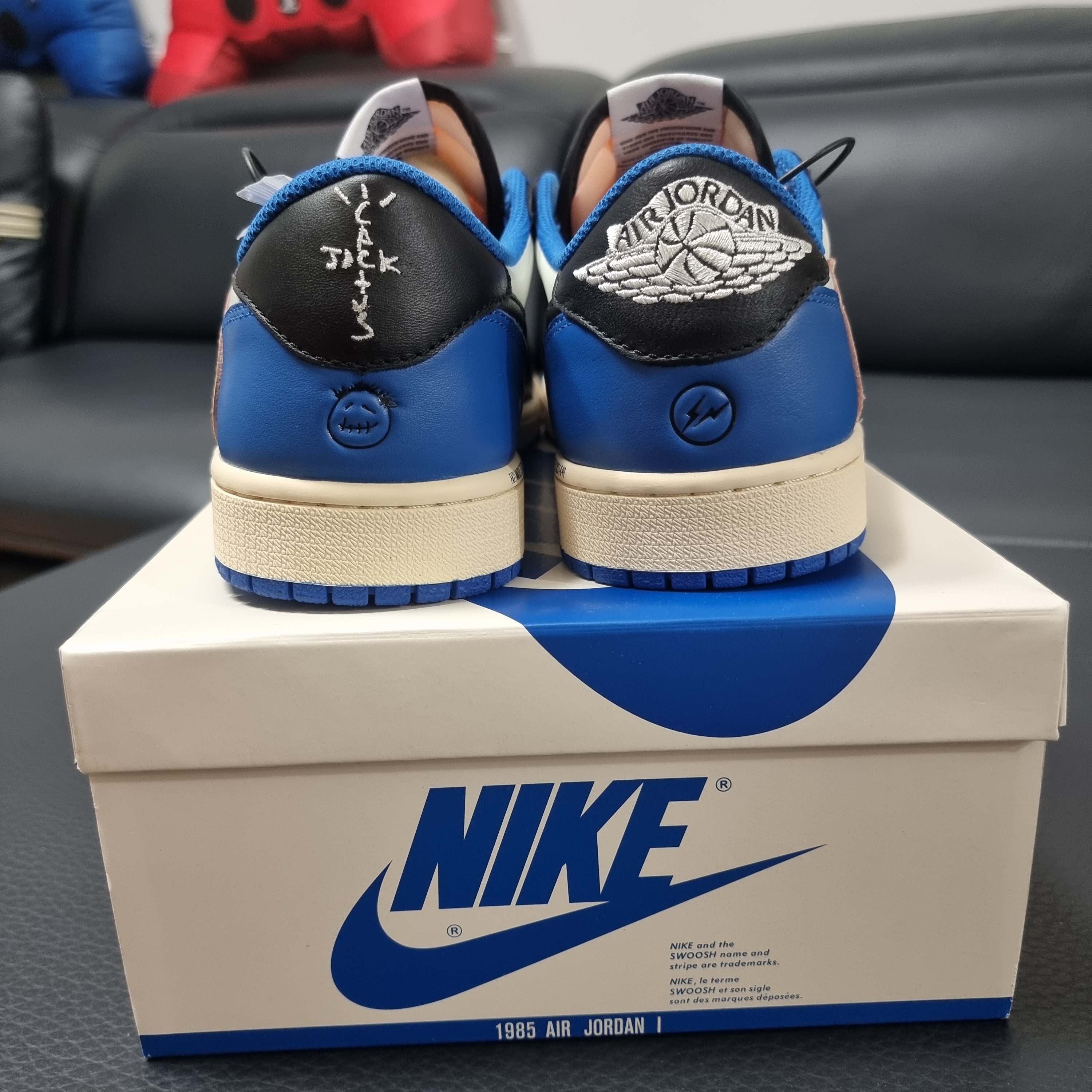 Jordan 1 x Travis Scott x Fragment Retro Low OG SP Military Blue 착용 스타일 - 3