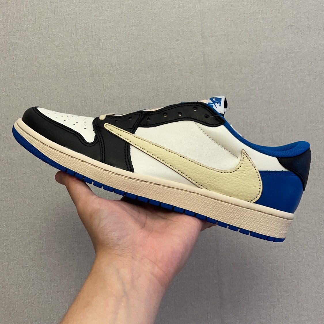Jordan 1 x Travis Scott x Fragment Retro Low OG SP Military Blue 착용 스타일 - 2