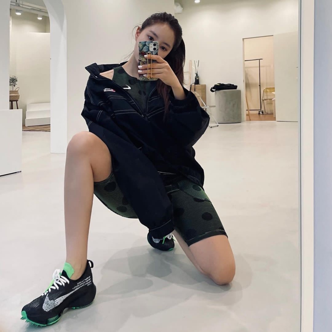Nike x Off-White Air Zoom Tempo Next% Black, (W) Nike x Off-White NRG Top Black 착용 스타일 - 3