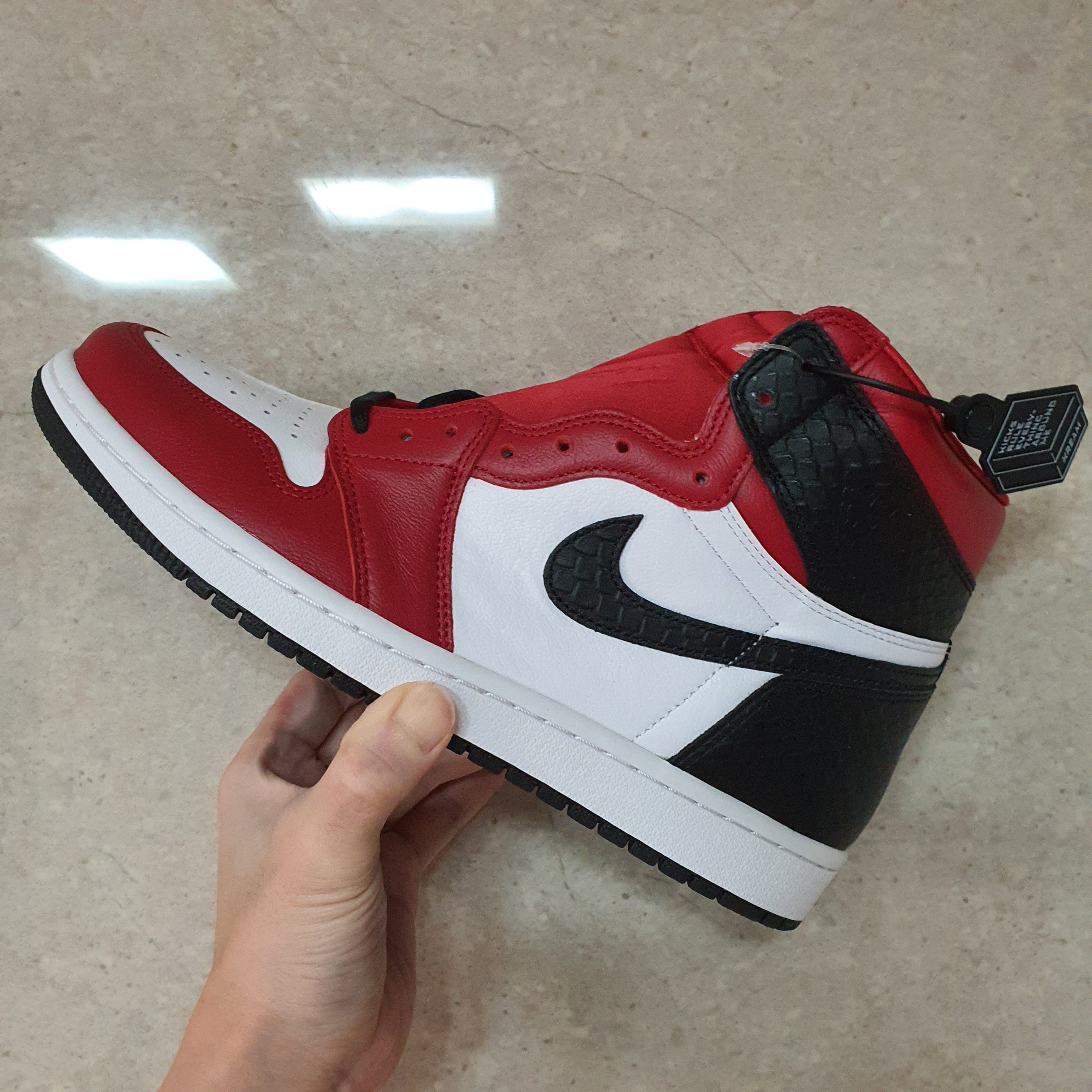 (W) Jordan 1 Retro High Satin Red 착용 스타일