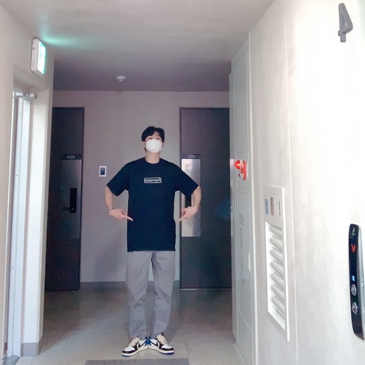 Jordan 1 x Travis Scott x Fragment Retro Low OG SP Military Blue, Supreme x Kaws Chalk Logo T-Shirt Navy - 21SS 착용 스타일