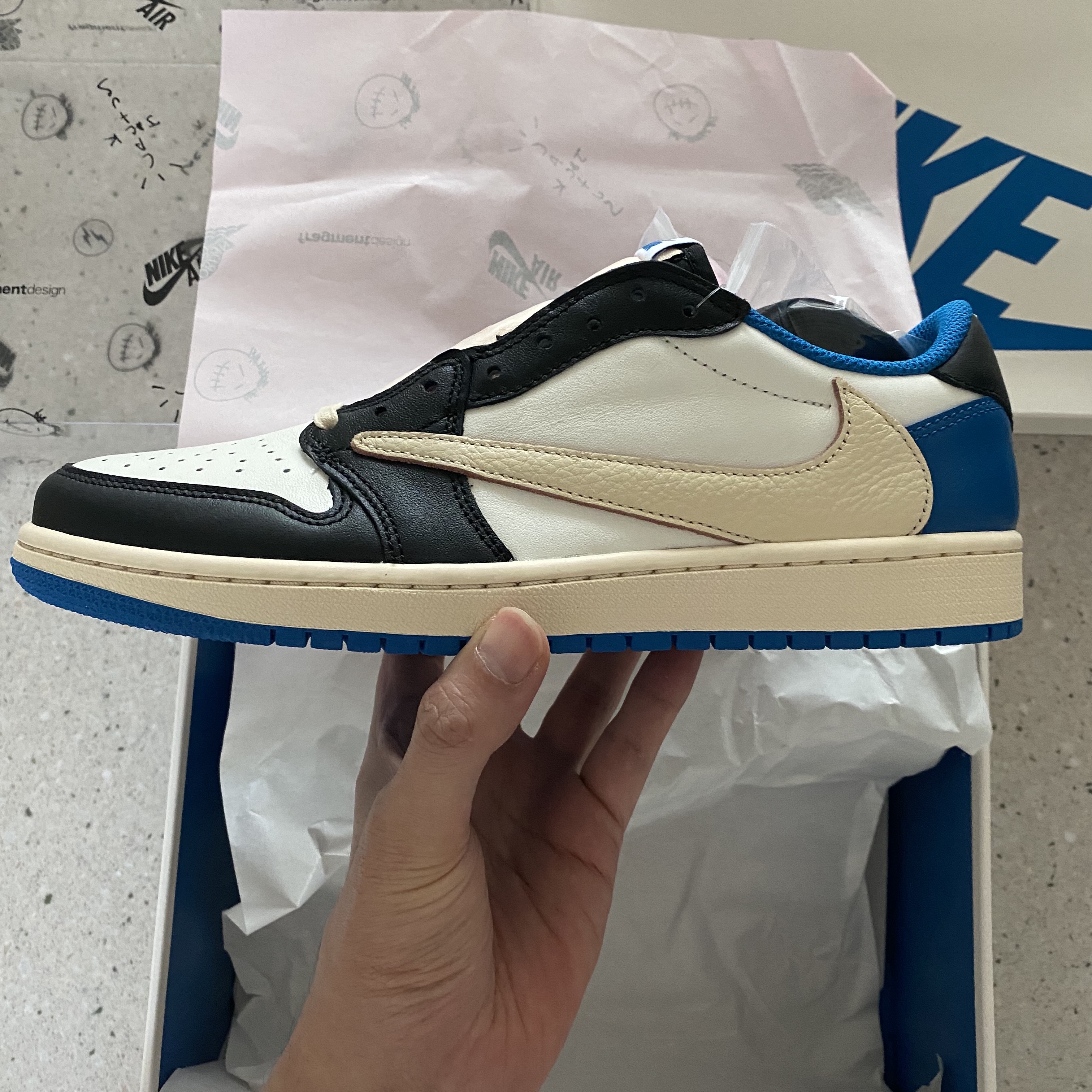 Jordan 1 x Travis Scott x Fragment Retro Low OG SP Military Blue 착용 스타일 - 1