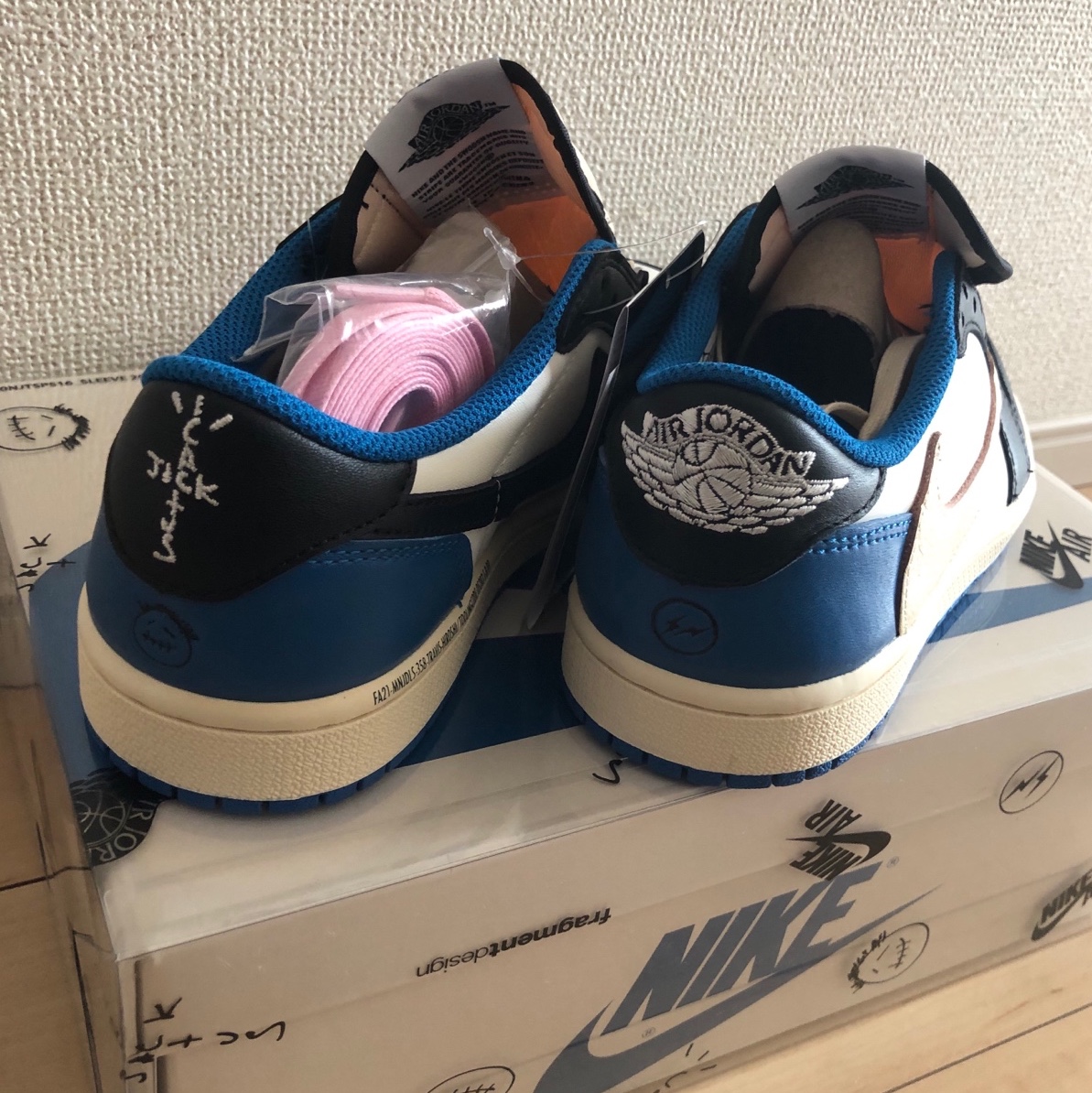 Jordan 1 x Travis Scott x Fragment Retro Low OG SP Military Blue 착용 스타일 - 3