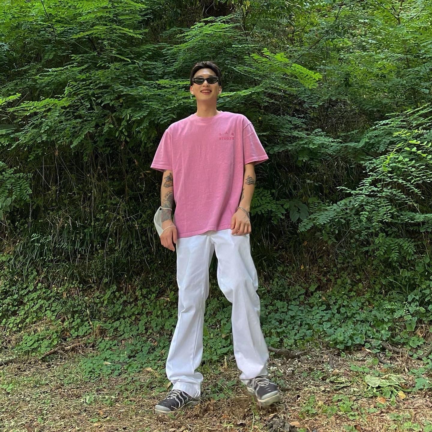IAB Studio Pigment T-Shirt Magenta 착용 스타일