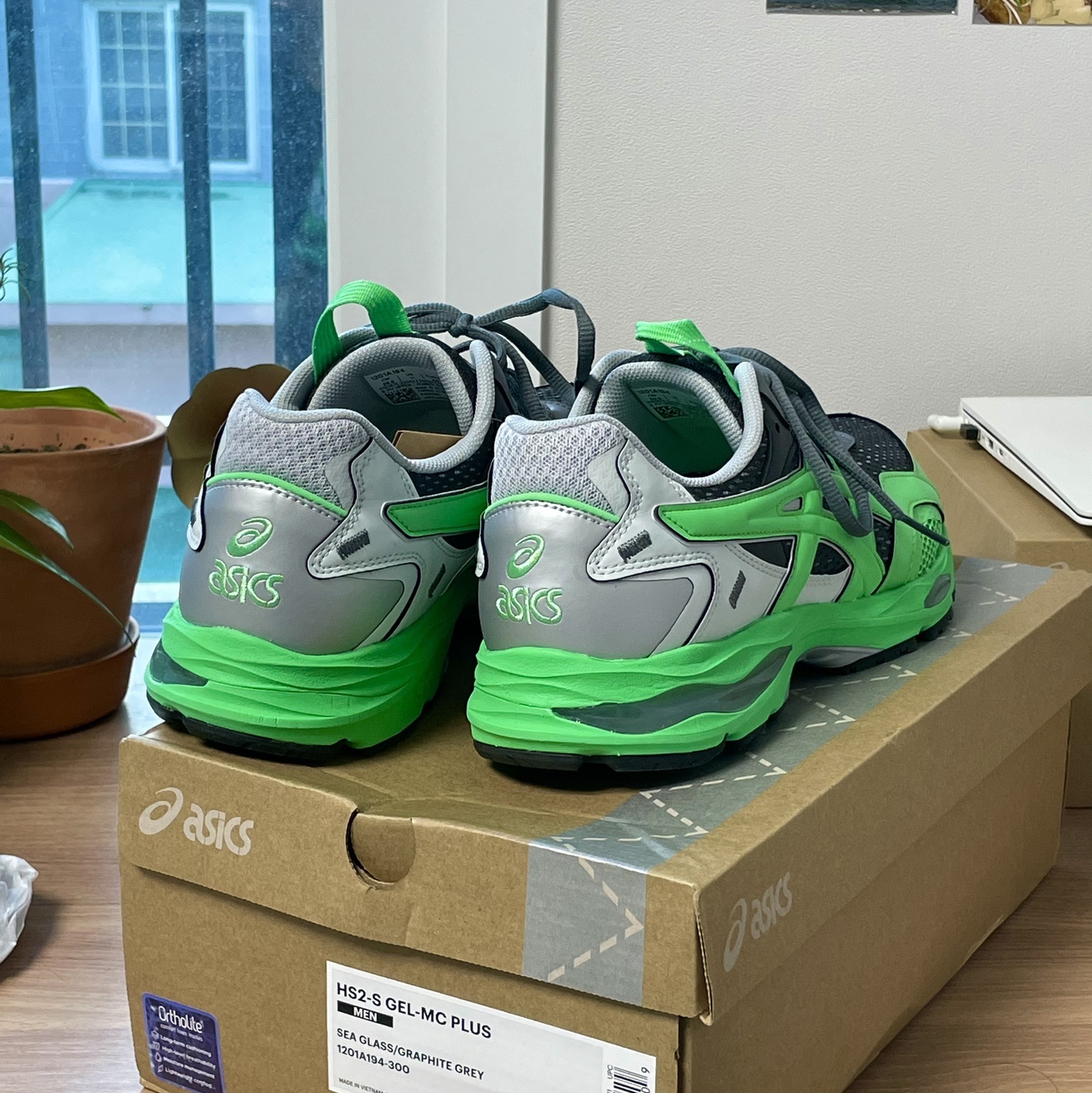 Asics HS2-S Gel-MC Plus Sea Glass Graphite Grey 착용 스타일 - 3