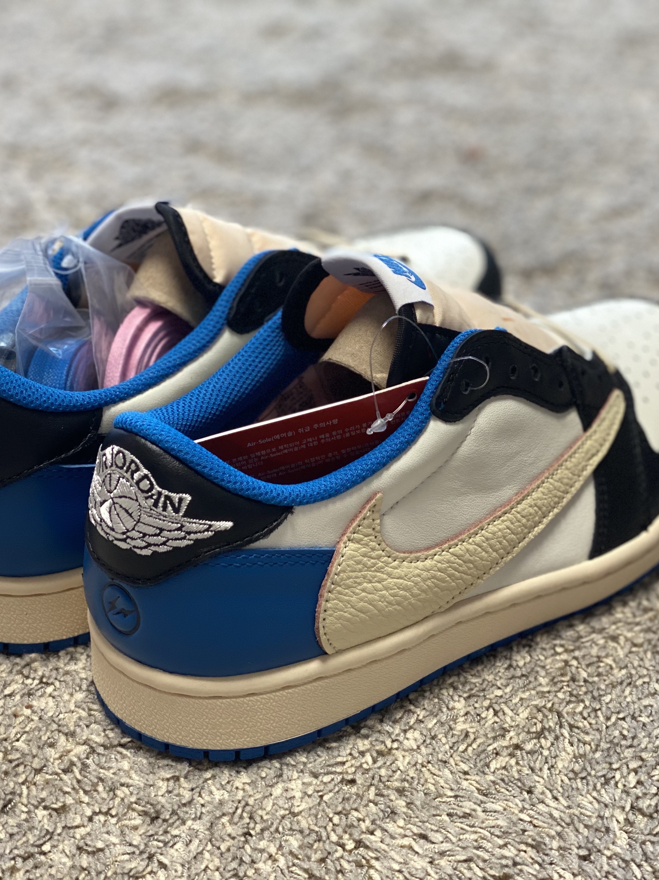 Jordan 1 x Travis Scott x Fragment Retro Low OG SP Military Blue 착용 스타일 - 1