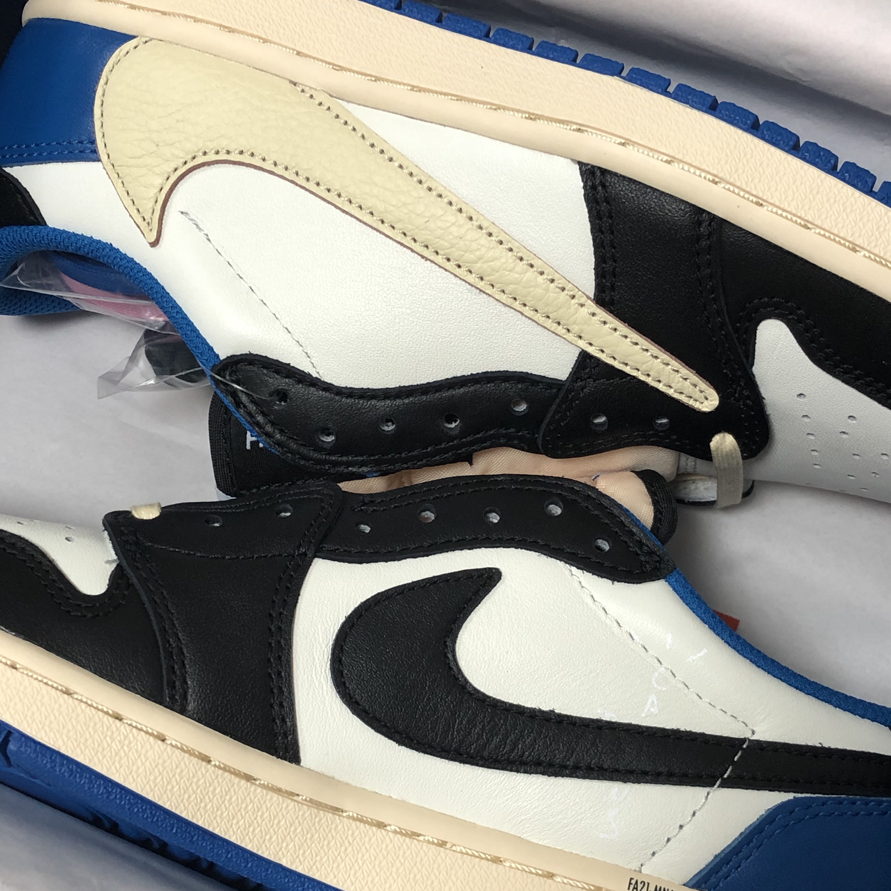 Jordan 1 x Travis Scott x Fragment Retro Low OG SP Military Blue 착용 스타일 - 1