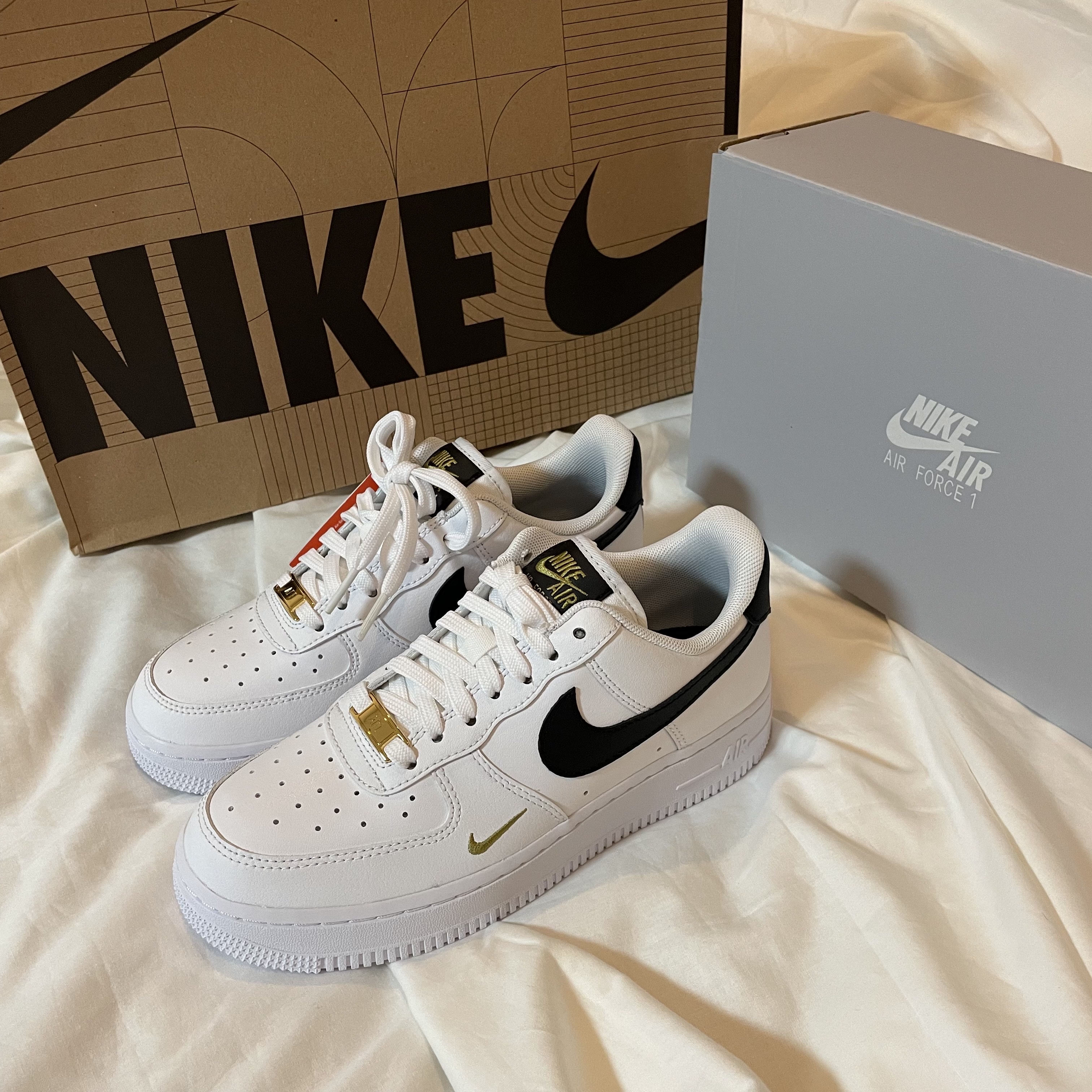 (W) Nike Air Force 1 '07 Essential White Black 착용 스타일 - 2