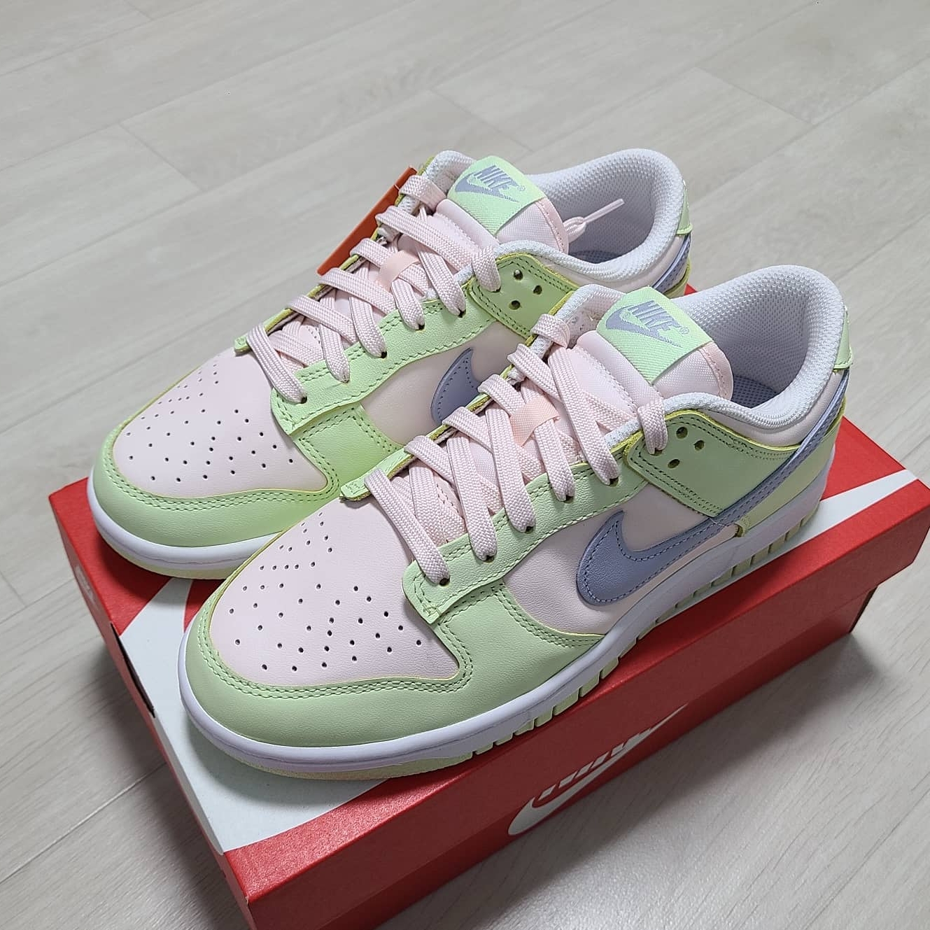 (W) Nike Dunk Low Light Soft Pink 착용 스타일 - 2