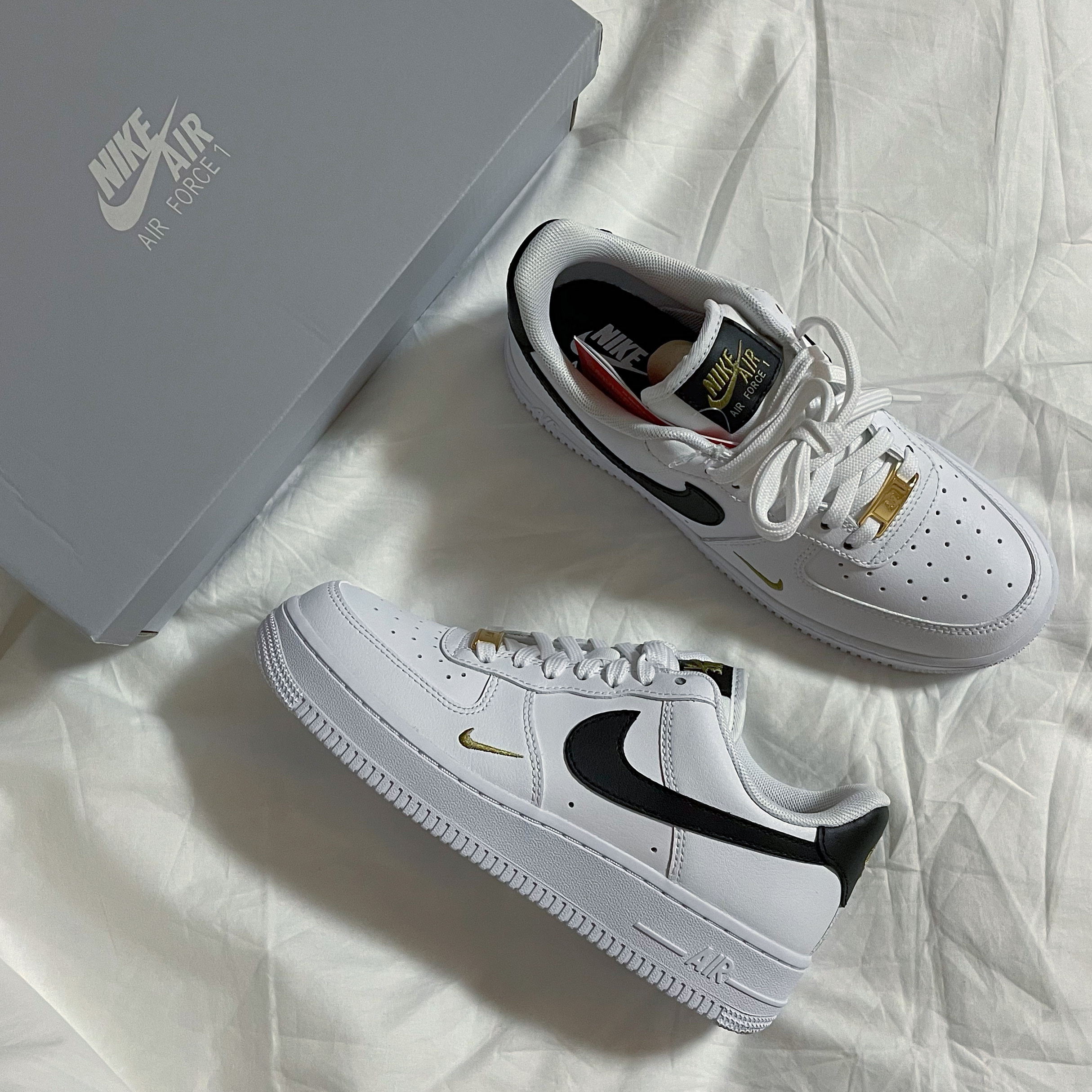 (W) Nike Air Force 1 '07 Essential White Black 착용 스타일 - 1