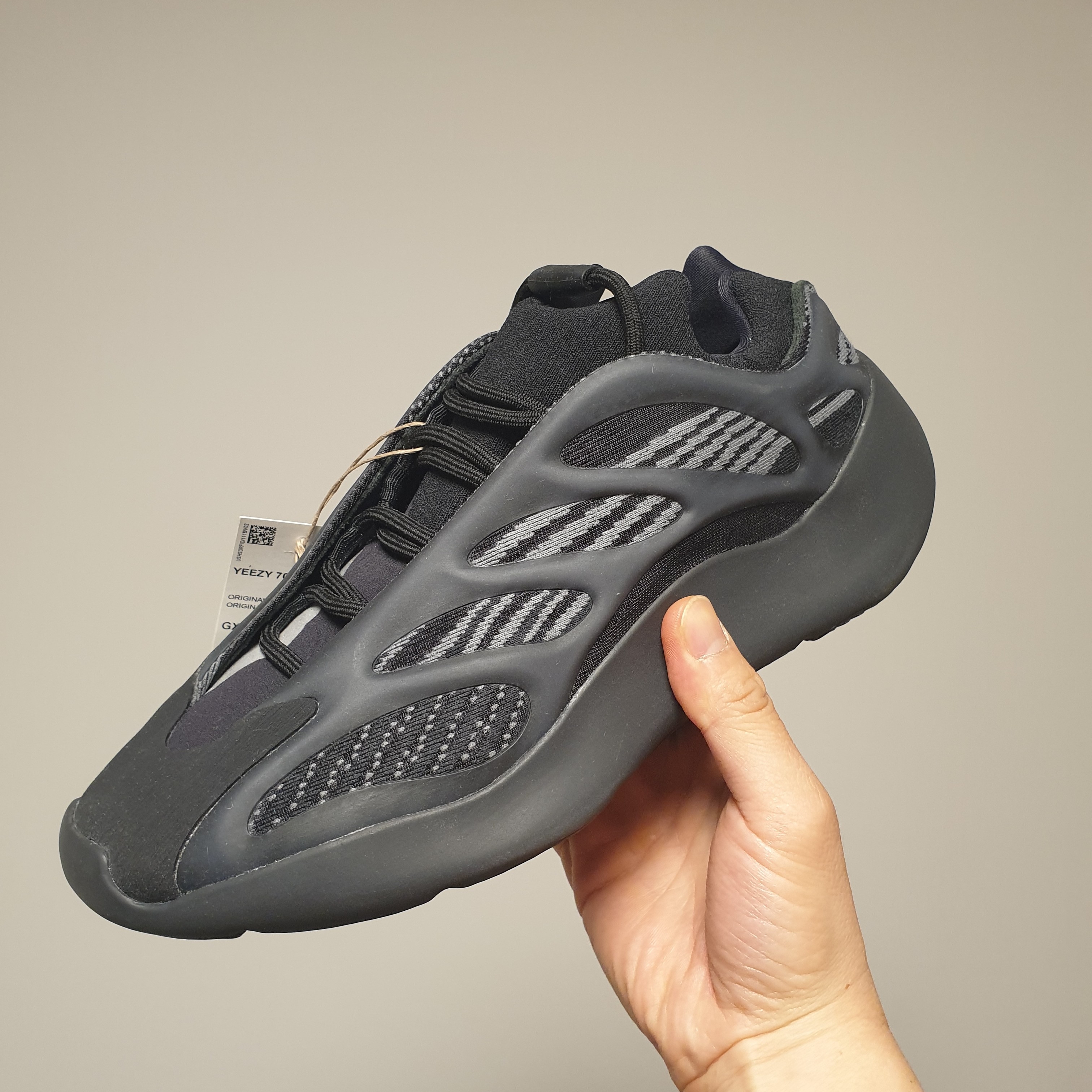 Adidas Yeezy 700 V3 Dark Glow 착용 스타일 - 1