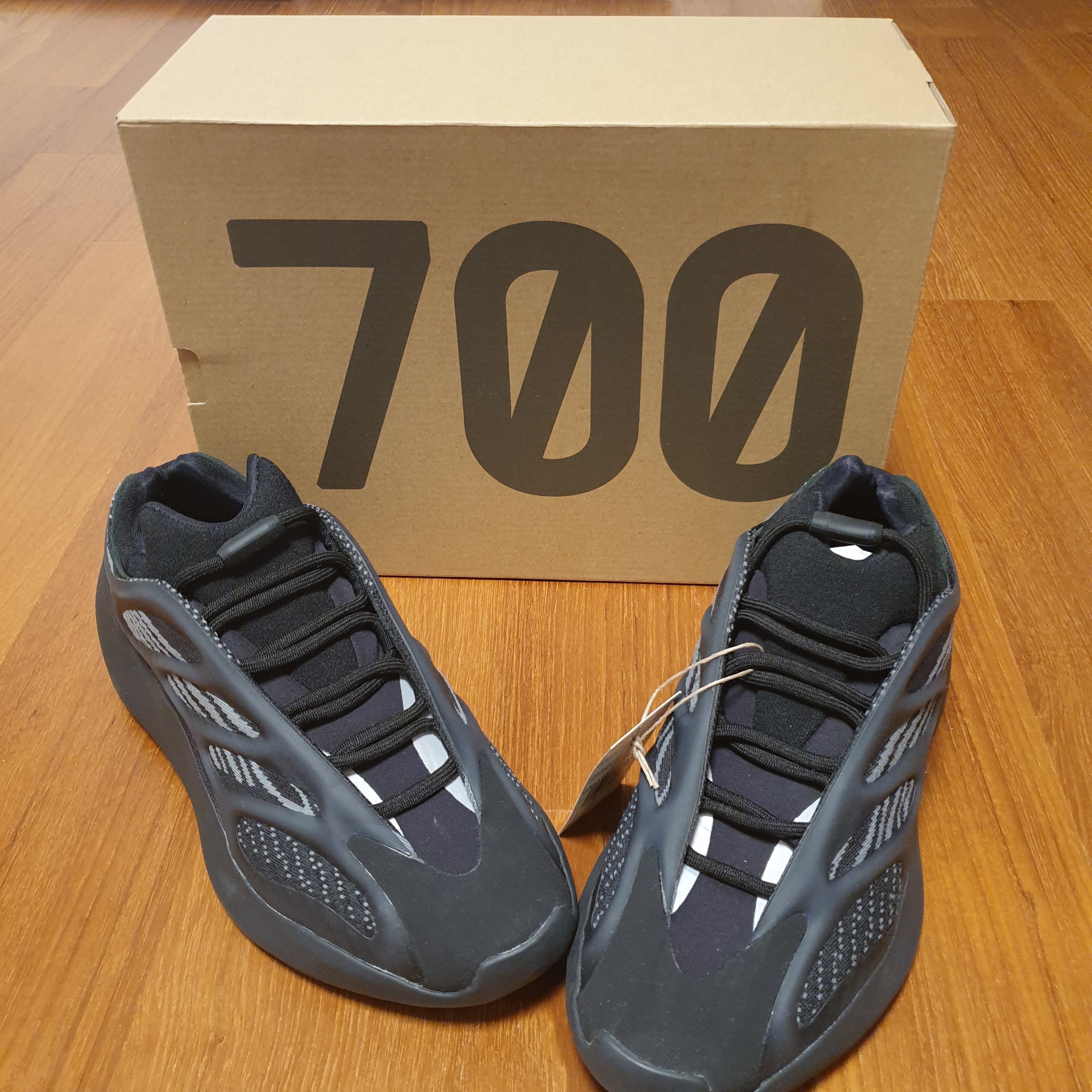 Adidas Yeezy 700 V3 Dark Glow 착용 스타일 - 2