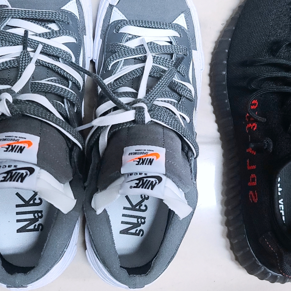 Adidas Yeezy Boost 350 V2 Black Red 2020, Nike x Sacai Blazer Low Iron Grey 착용 스타일