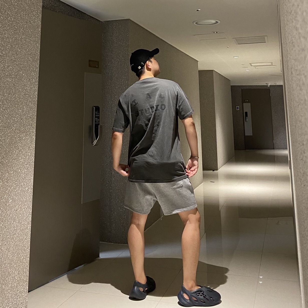 IAB Studio Pigment T-Shirt Black, Adidas Yeezy Foam RNNR Mineral Blue 착용 스타일