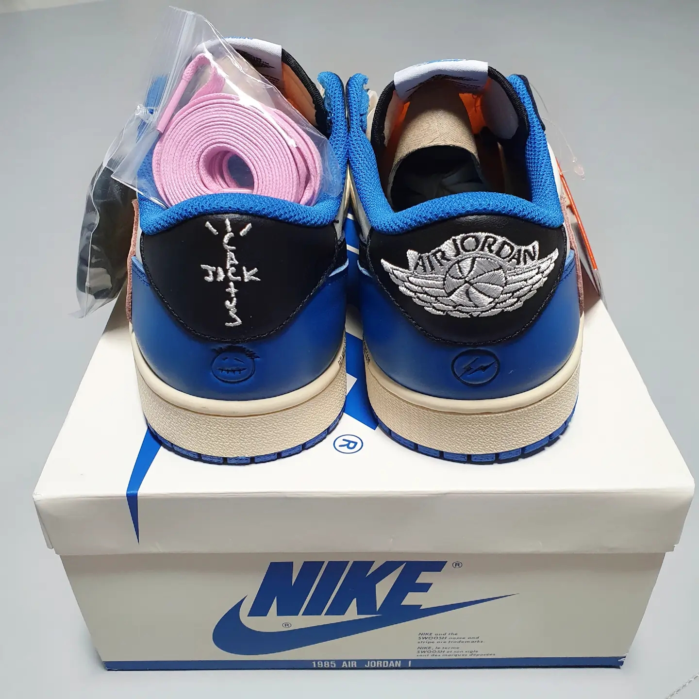 Jordan 1 x Travis Scott x Fragment Retro Low OG SP Military Blue 착용 스타일 - 5