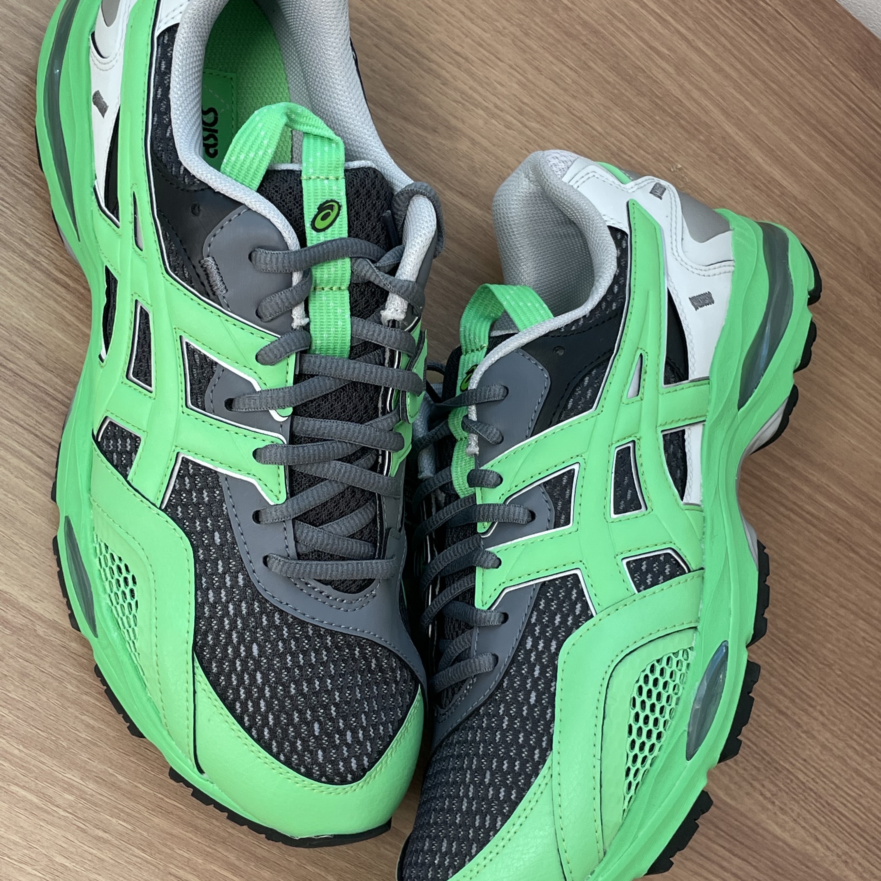Asics HS2-S Gel-MC Plus Sea Glass Graphite Grey 착용 스타일 - 2