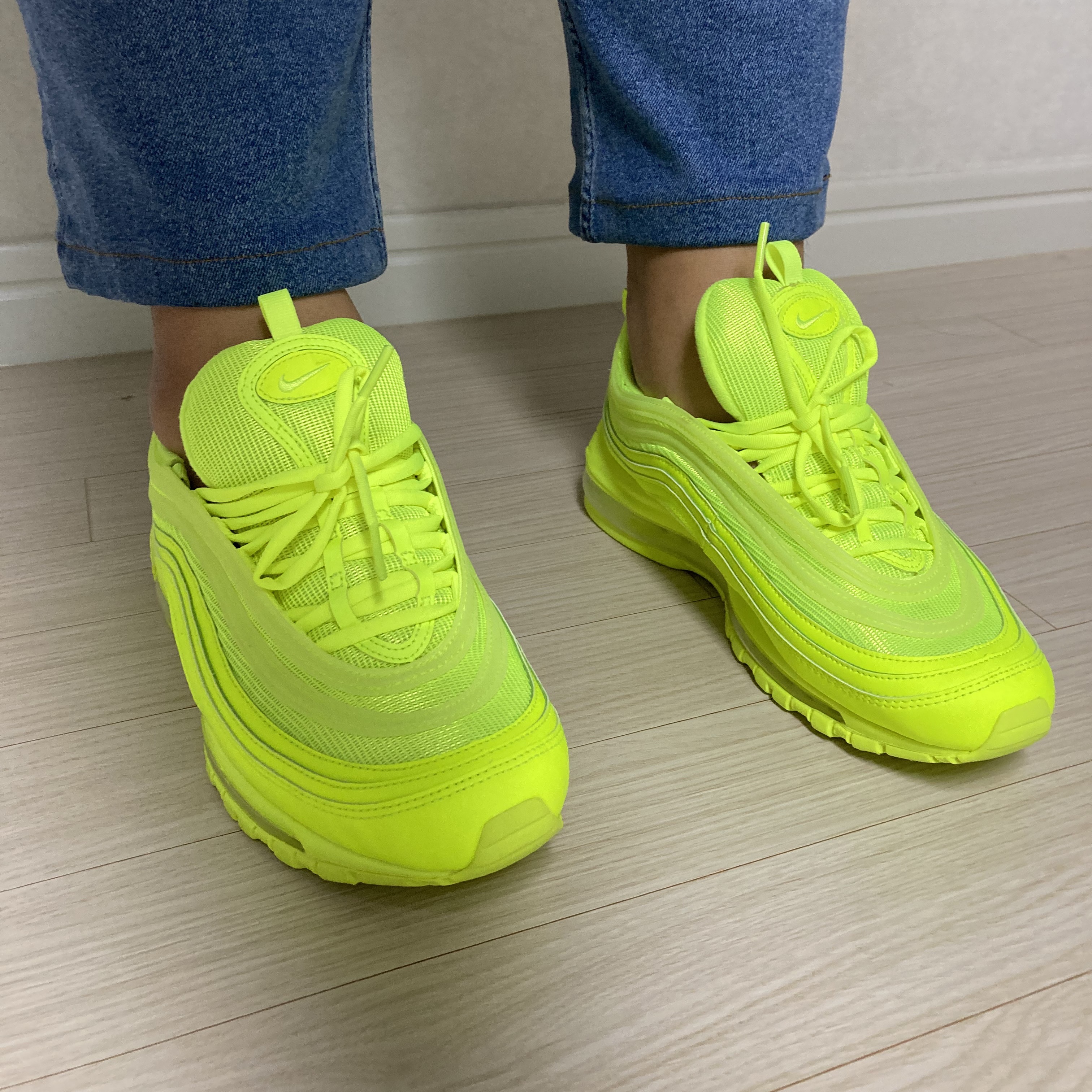 (W) Nike Air Max 97 Triple Volt 착용 스타일