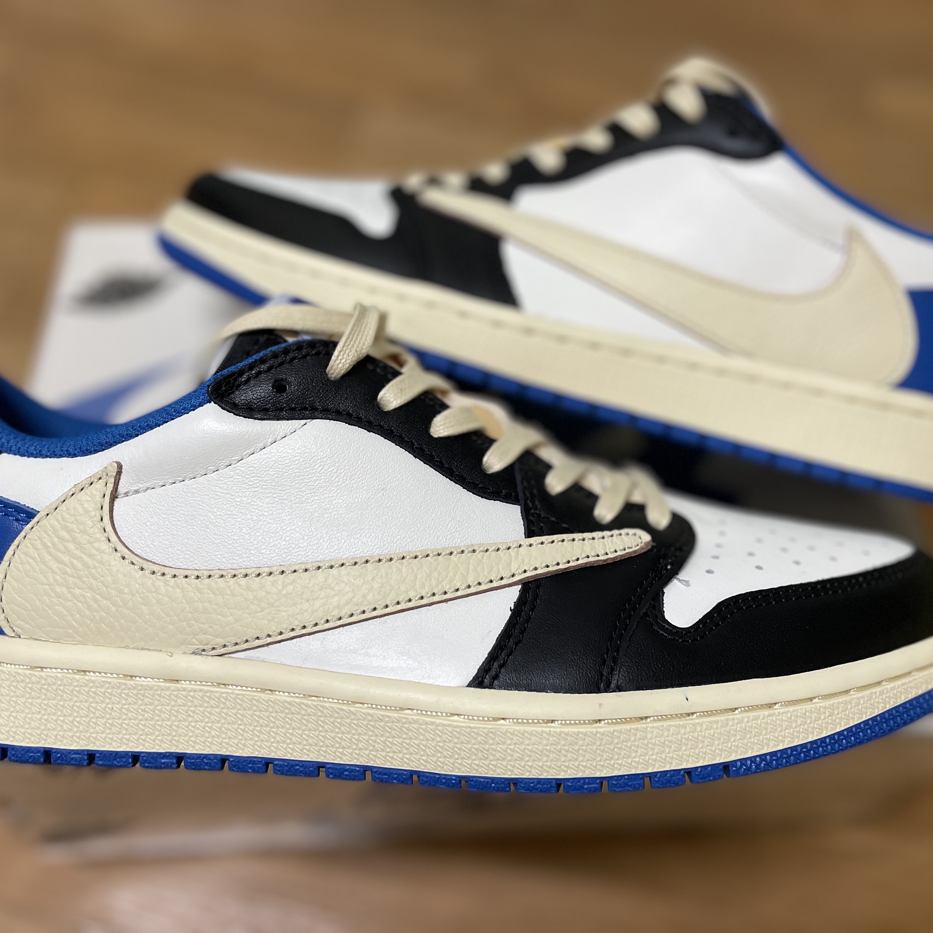 Jordan 1 x Travis Scott x Fragment Retro Low OG SP Military Blue 착용 스타일 - 3