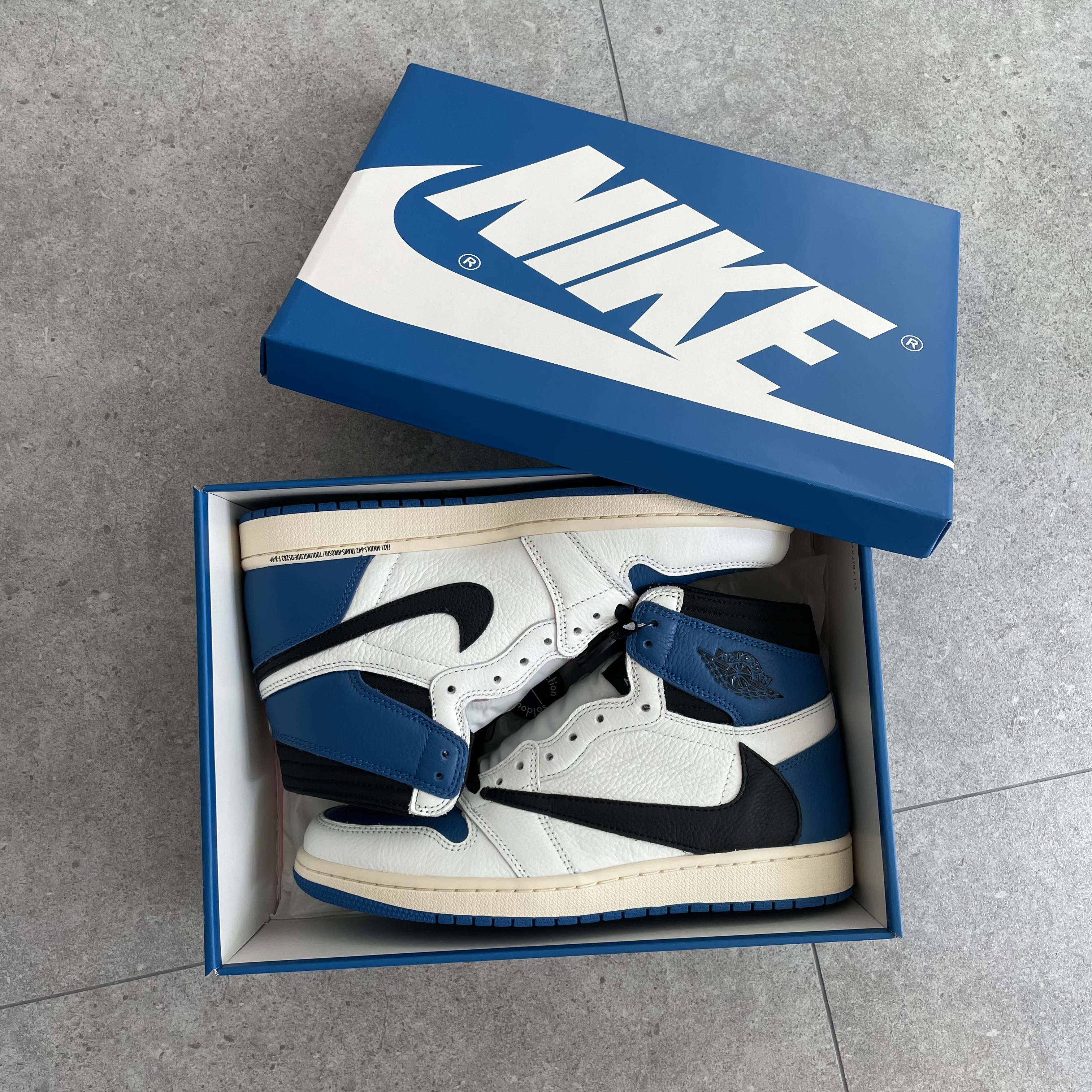 Jordan 1 x Travis Scott x Fragment Retro High OG SP Military Blue 착용 스타일