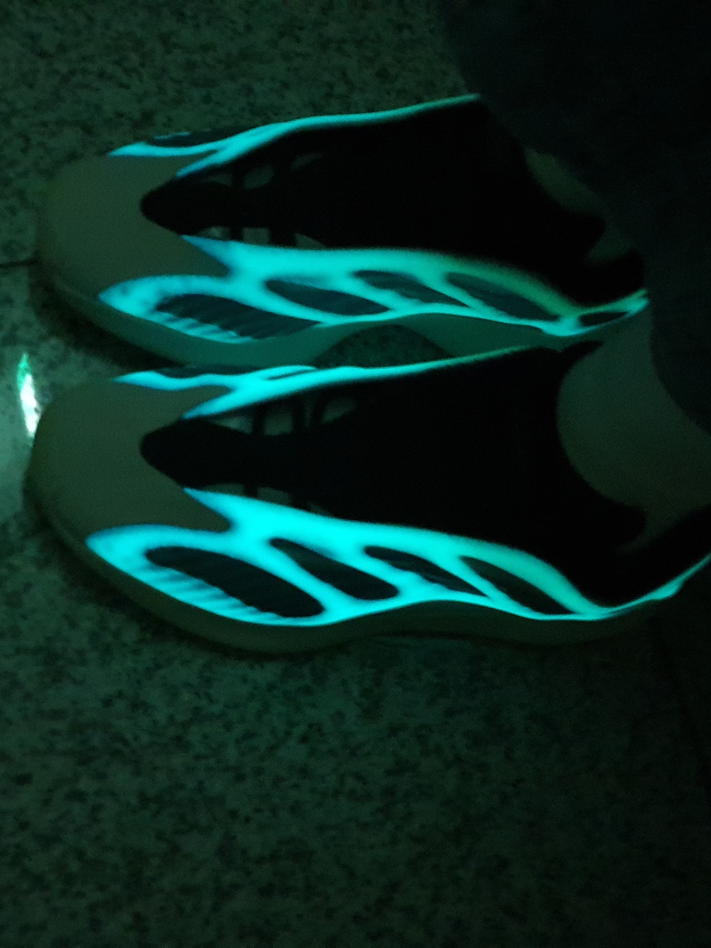 Adidas Yeezy 700 V3 Kyanite 착용 스타일 - 3