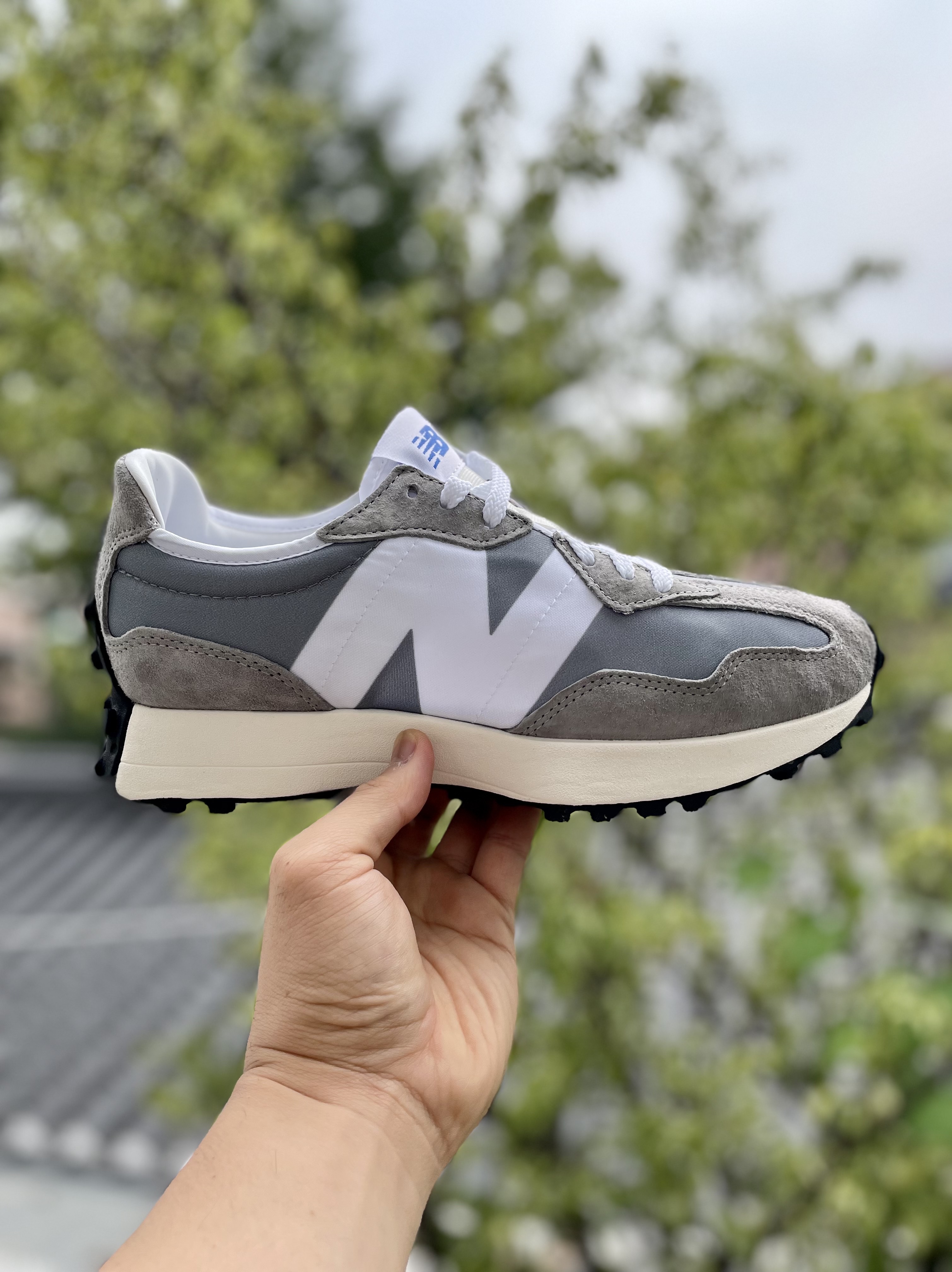 New Balance 327 Grey 착용 스타일