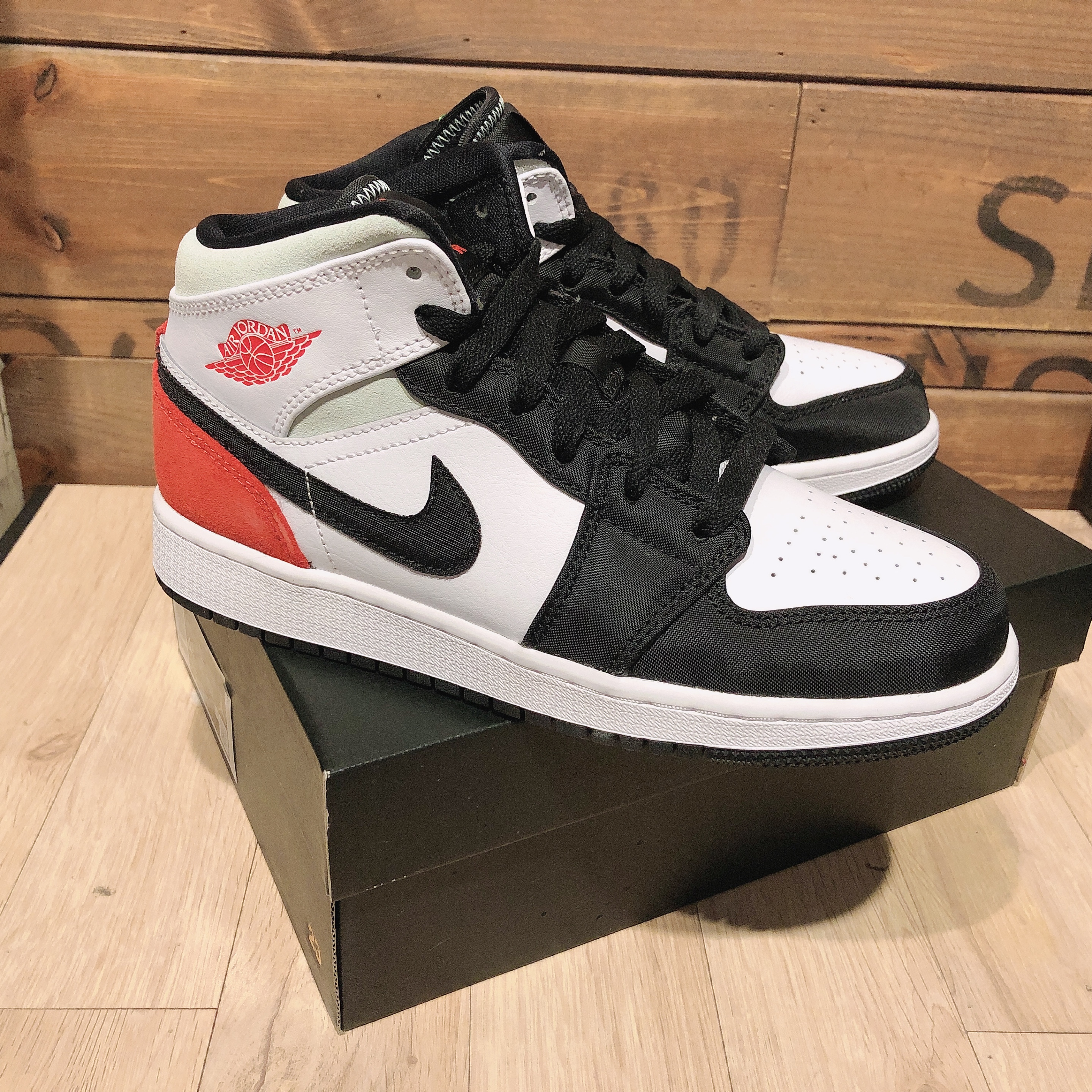 (GS) Jordan 1 Mid SE Track Red 착용 스타일 - 1