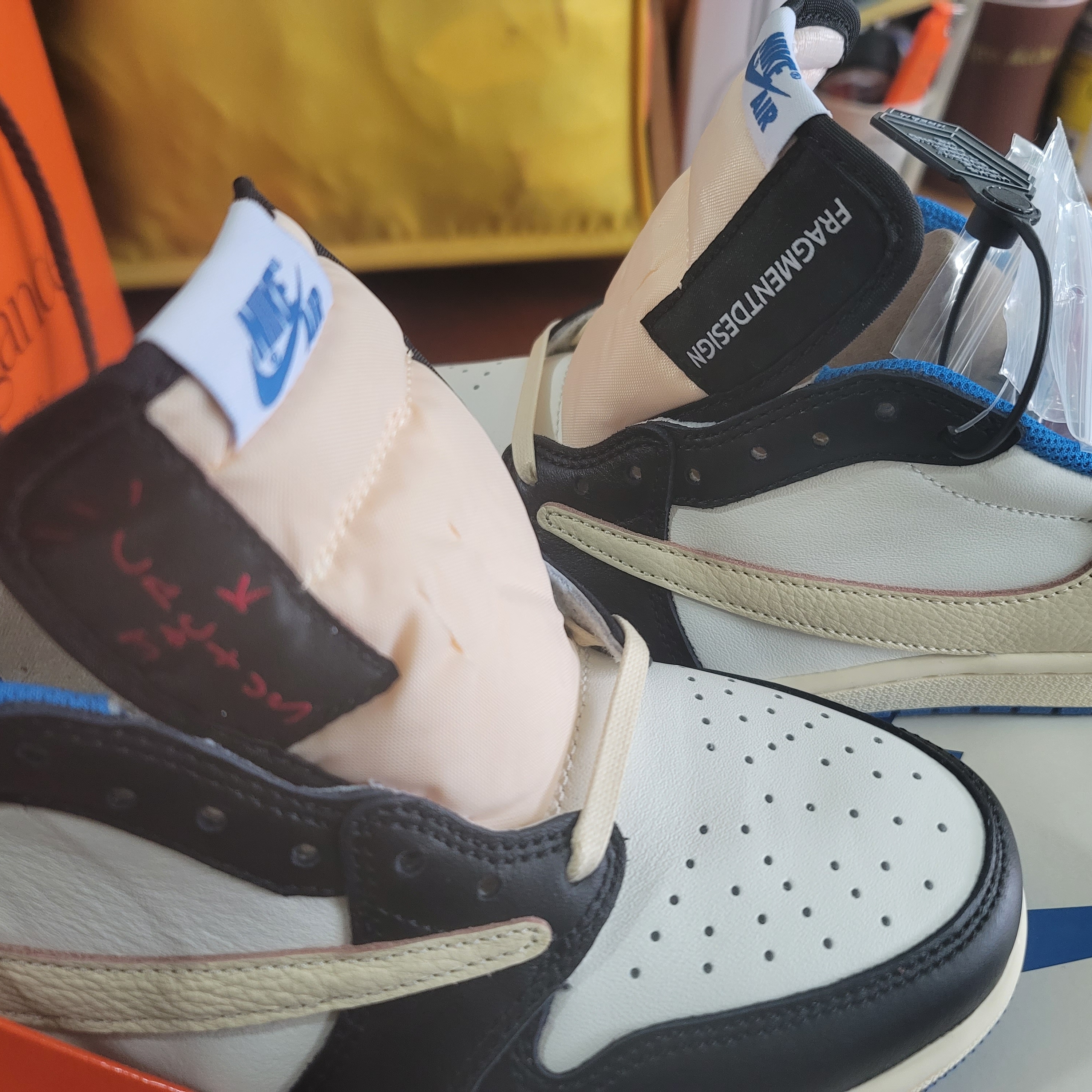 Jordan 1 x Travis Scott x Fragment Retro Low OG SP Military Blue 착용 스타일 - 5