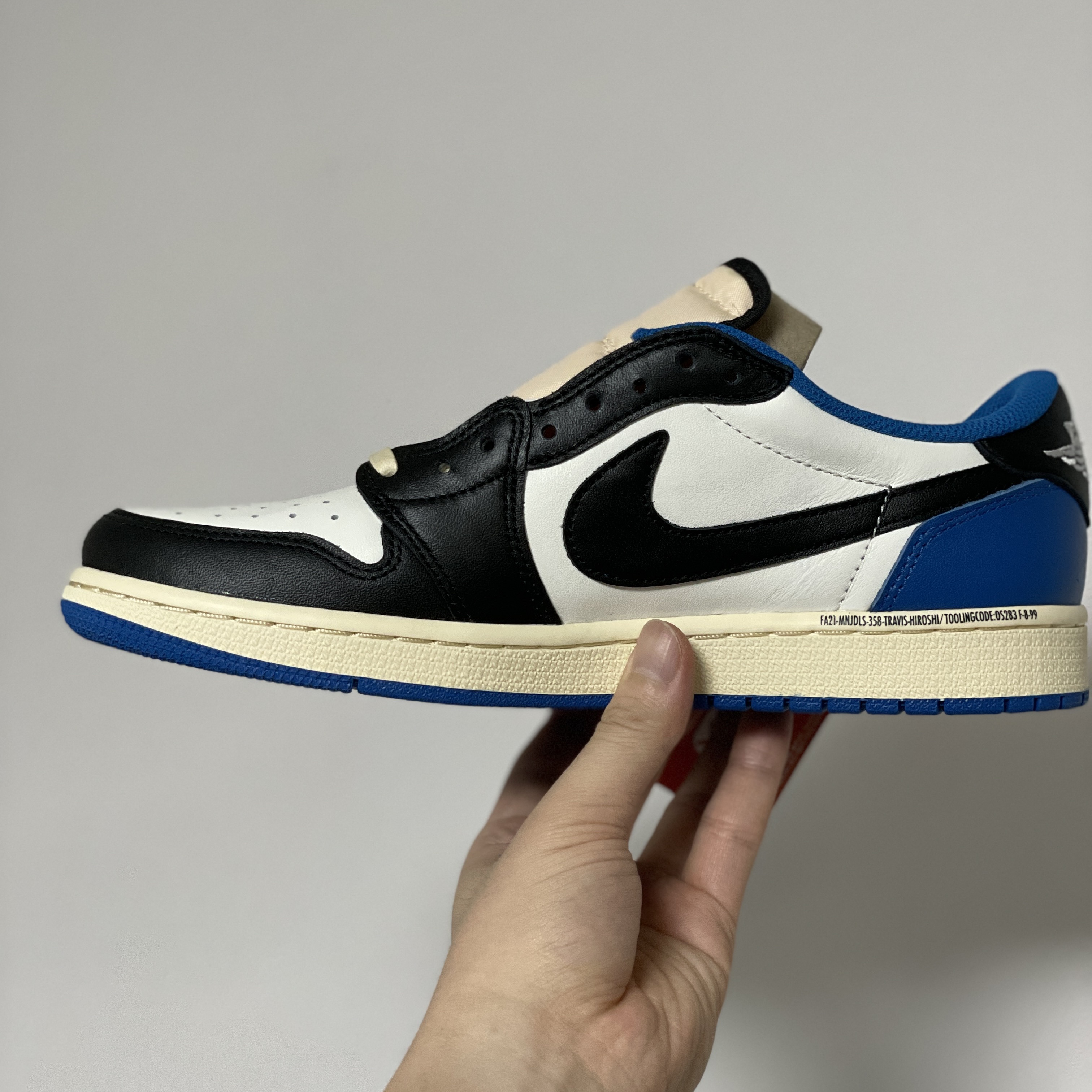 Jordan 1 x Travis Scott x Fragment Retro Low OG SP Military Blue 착용 스타일 - 2