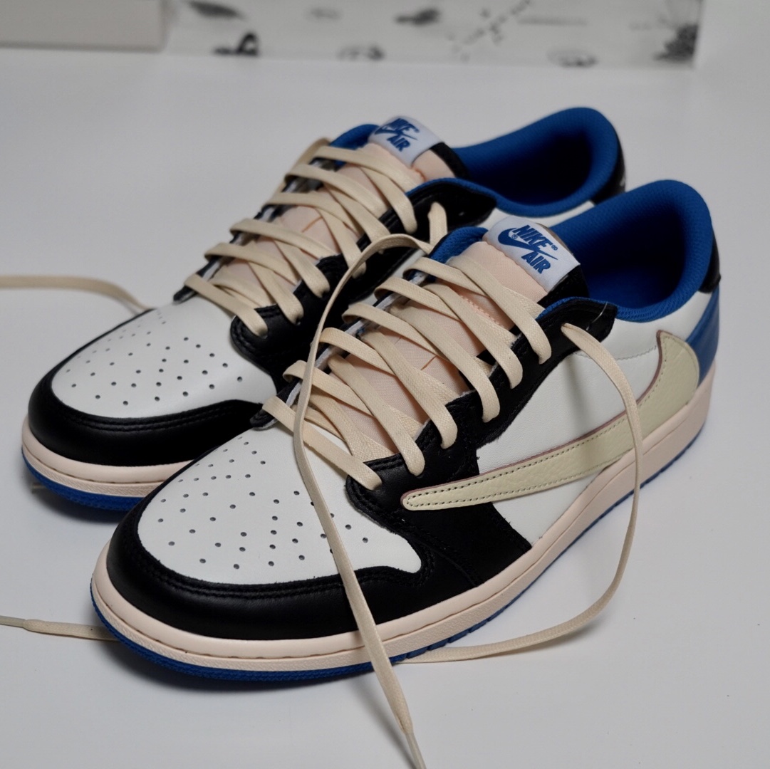 Jordan 1 x Travis Scott x Fragment Retro Low OG SP Military Blue 착용 스타일 - 3