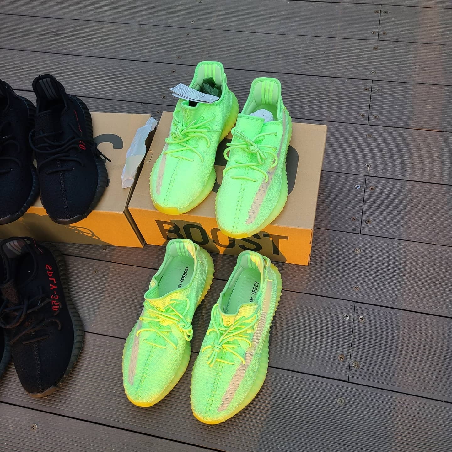 Adidas Yeezy Boost 350 V2 Glow 착용 스타일 - 1